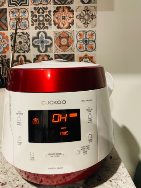 Giao hàng siêu tốc, thùng hàng hơi móp méo nhưng ko ảnh hưởng gì tới chất lượng, nấu gạo lứt mà chỉ mất 5-60’, mình có ngâm gạo 30’ trước khi nấu để ngon hơn. Mình cho ít nước hơn vạch chỉ dẫn trên nồi để ko bị nhão. Rất hài lòng về sp này