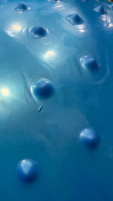 Mình nhận bóng và bơm lên thì phát hiện lỗ thủng như hình. Quá là rầu luôn ạ.