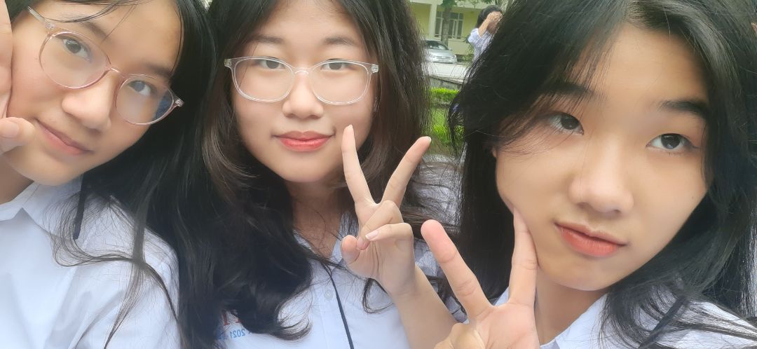 chất lượng sản phẩm tuyệt vời. cam mình hơi phèn nhưng chất lượng túi đáng đồng tiền bát gạo nhé. chất da đẹp, mịn, form chuẩn, có nhiều ngăn. ncl ưng cái bụng. nên mua nha mn