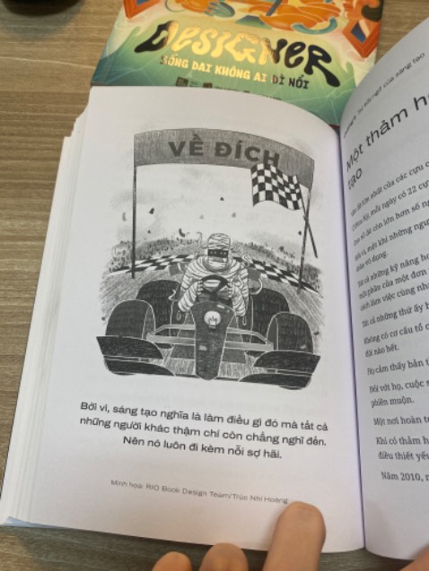 Từng đọc "Năng lực của sự *** ngốc", “Ngấu nghiến nghiền ngẫm"" thì nên tiếp tục mua cuốn sách này của Dave Trott.

Cuốn sách có nội dung rất mới lạ về sáng tạo. Thích nhất là phần nội dung cảnh sát sử dụng tư duy sáng tạo trong việc bắt những tên tội phạm ***y hiểm, hay một người dân bình thường biến những điều không thể thành có thể nhờ cách nghĩ khác đi so với bình thường. Ngoài ra còn có những câu chuyện từ các nhãn hiệu nổi tiếng, cách họ bức tốc để thay đổi tình hình và vượt qua đối thủ nữa, rất mới lạ.

Về hình thức thì vẫn luôn tin tưởng Riobook. Sách trình bày đẹp, bản dịch hay, chỉn chu, giữ được văn phong trước giờ của tác giả. Sách của Dave Trott giọng văn thú vị đó giờ rồi, 5 sao cho shop.
