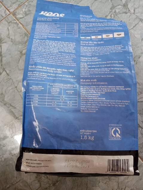 Giao hàng nhanh. Lúc kiểm hàng có chút vấn đề, nhưng shop đã nhanh chóng khắc phục khi mình nhắn tin. Lần đầu dùng hiệu này, mùi không quá nồng, nhưng hơi cứng, trộn với minino thấy mèo mình ăn cũng khá ổn. Nhưng hơi cận date.