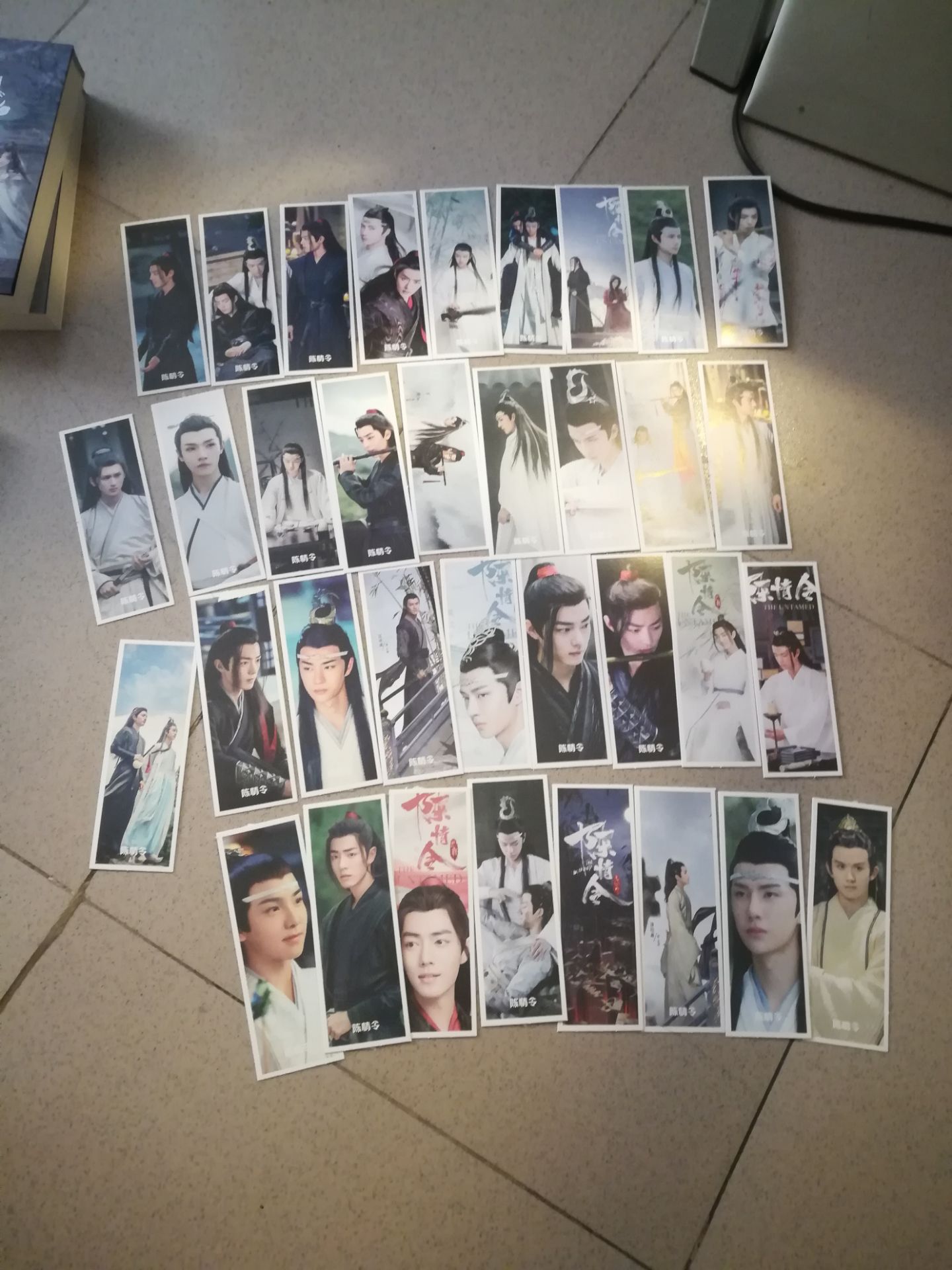 chẹp, đặt hàng đúng mẫu nhưng mà bị dính vào nhau làm rách mất mấy cái bookmark, xót xa thực sự. cũng không có hình đẹp, hơi thất vọng