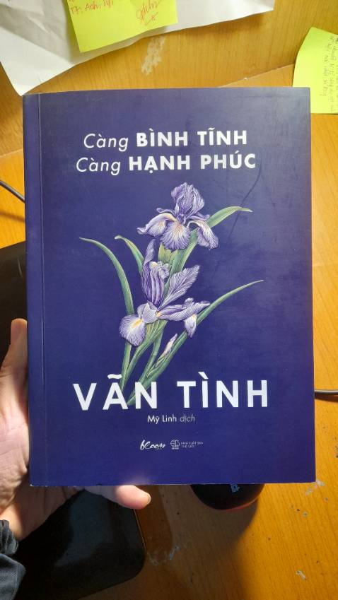 Đầu tiên phải kể đến đó là bìa sách, mình rất thích. Vì nó được thiết kế tối giản và màu xanh khiến cho bản thân mình cảm thấy rất êm dịu. Nội dung khỏi phải bàn cãi, siuuuuu bánh cuốn, mình ngồi đọc một lèo hết hợn 2/3 quyển sách luôn. Đồng thời các bạn cũng nên đọc thêm những tác phẩm khác của Vãn Tình để có cho mình những chiêm nghiệm sâu sắc. Chốt:💯