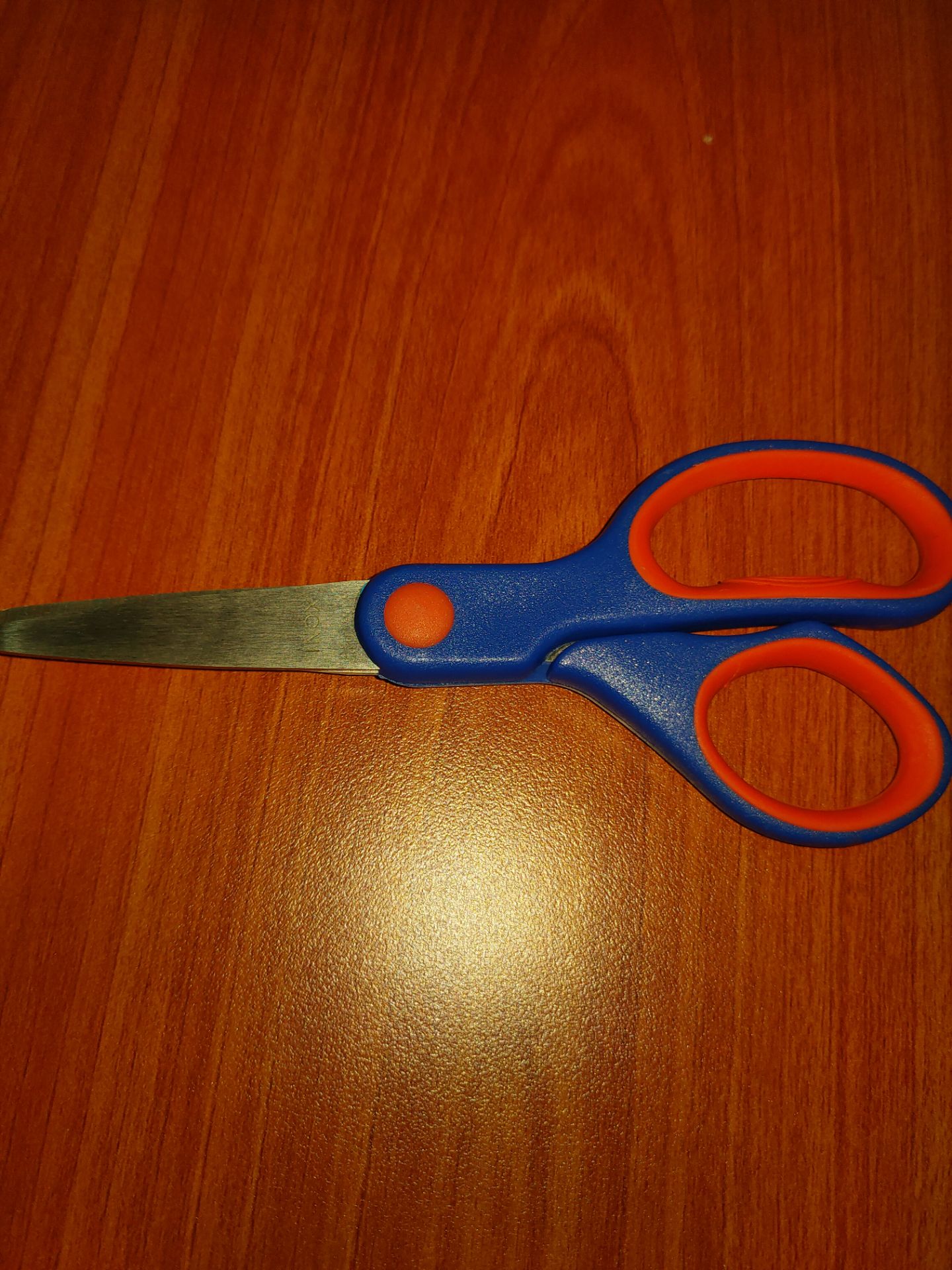 Sản phẩm thiết kế đẹp , đầu kéo bo tròn an toàn cho bé , lưỡi kéo sắc chất liệu inox nhưng không biết là loại inox gì