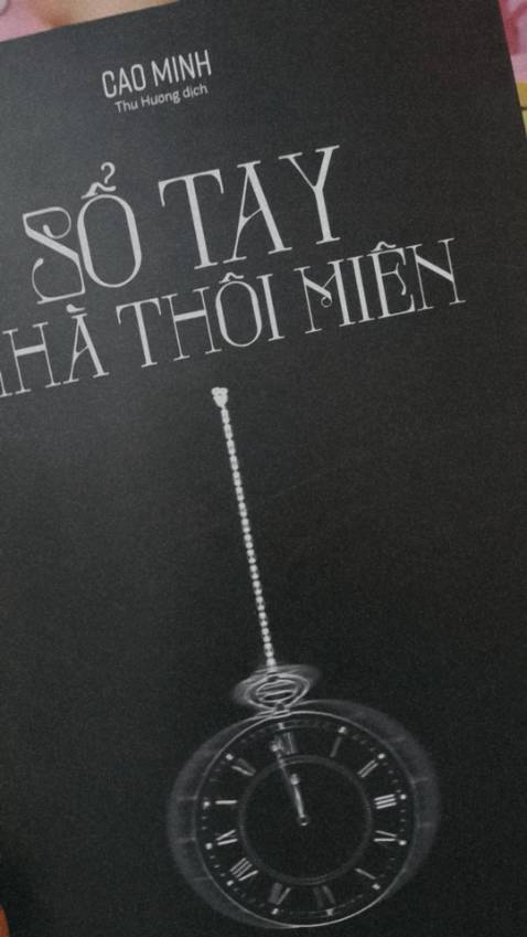 Quyển sách này đến tay mình không bị trầy xước hay bong tróc gì cả
Nếu bạn hay đọc sách của tác giả Cao Minh thì khỏi bàn rồi, thật sự quá đỉnh. Từ nội dung đến cách viết hay cách sử dụng câu từ đều được trình bày rõ ràng. Sách chia ra nhiều phần, mỗi phần là câu chuyện của những người đến phòng khám tìm cách chữa trị bệnh của mình. Nhưng đa số đều không phải là những căn bệnh bình thường mà có thể chữa trị đơn thuần trong bệnh viện hay dùng thuốc sẽ khỏi. Nó bắt nguồn từ những nguyên nhân sâu xa cần được chữa trị tận gốc. 
Thấy hơi có lỗi vì mình đọc sách của tác gì mà thích đồng nghiệp của tác giả hơn. Vì ông ấy là một người vô cùng thông minh. Từ lí lẽ, sự hiểu biết hay sự chuyên nghiệp trong công việc đều gần như ở đỉnh cao.
Thật sự nếu bạn còn đang chần chừ thì đừng lo lắng. Đây thật sự là một quyển sách đáng để đọc thiệt đó!