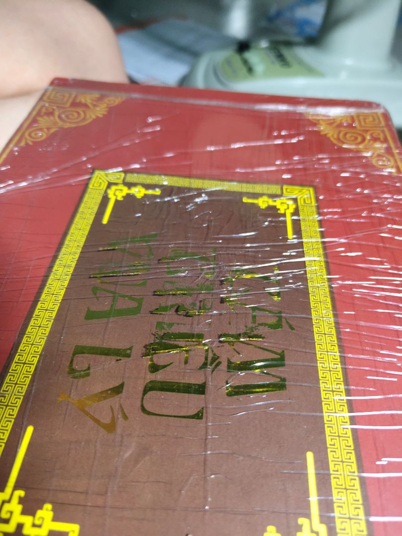 Dùng màng bọc thức ăn bọc hộp làm cho chữ in trên hôm hộp bị dính vào màng bọc thức ăn, dẫn tới việc mất chữ. Khoá của hộp khoá không chặt, thiếu chắc chắn. phần nắp hộp bị hở. ( những điều trên thấy được khi mình chưa tháo màng bọc thức ăn bên ngoài nữa). Tuần trước mới mua box bão táp triều Trần cùng nhà xuất bản Phụ nữ luôn mà box đó có màng bọc đàng hoàng chứ không phải màng bọc thức ăn như này, cảm thấy thất vọng. Ngoài ra thì mình mua box này cùng với cuốn câu chuyện nghệ thuật thì hộp của cuốn đó cũng bị hư hỏng, xin phép cho mình đổi trả sản phẩm này cũng với sản phẩm câu chuyện nghệ thuật luôn