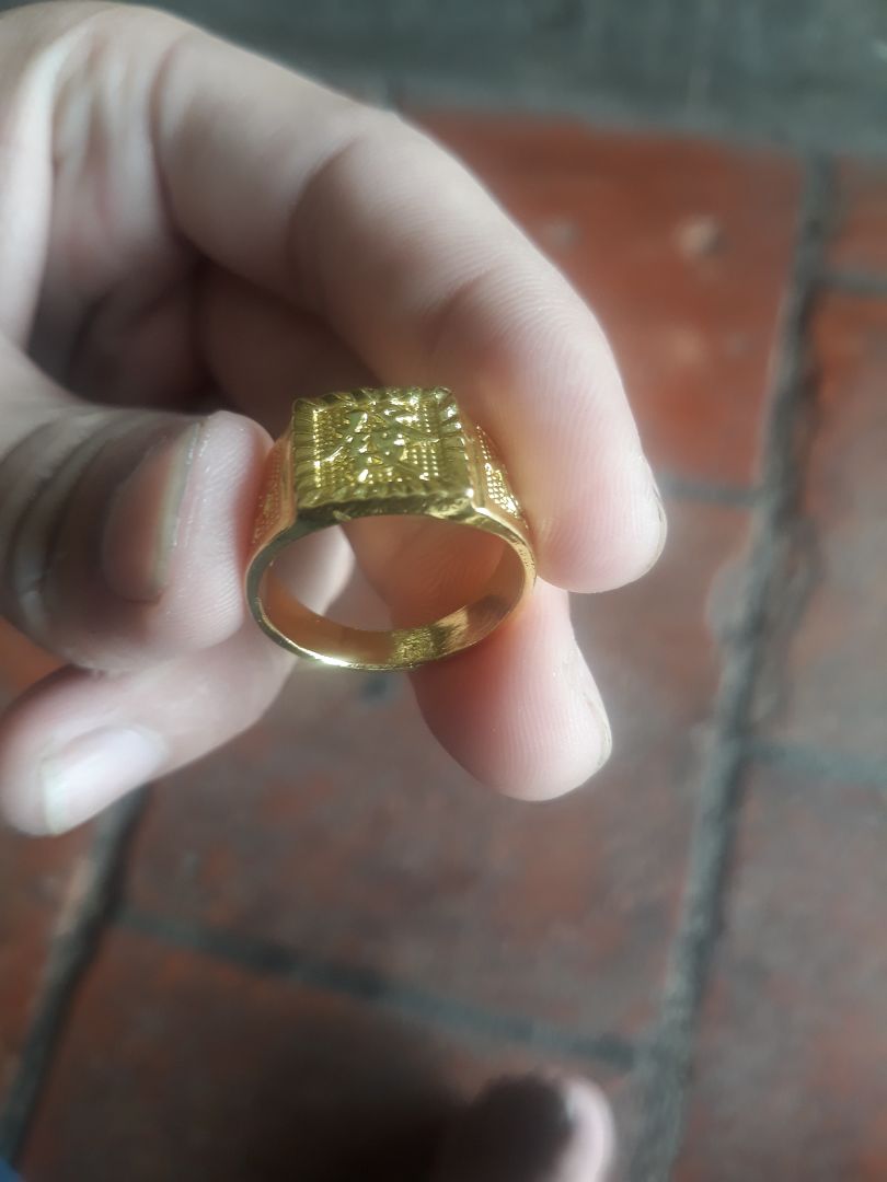 Sản Phẩm Tốt Nhìn Như Mới Nhưng Màu Quá Nhạt,Nhìn Non Lắm,Thấy Trong Hình Nhìn To Lắm Mới Mua Định Đeo Ngón Tay Giữa Ai Ngờ Nó Bé Hơn 1 Nửa Trong Hình Rồi Chuyển Qua Ngón Tay Trỏ?Còn Về Không Rỉ Phai Màu Để Mình Sai Thử Thời Gian Rồi Đáng Giá Sau