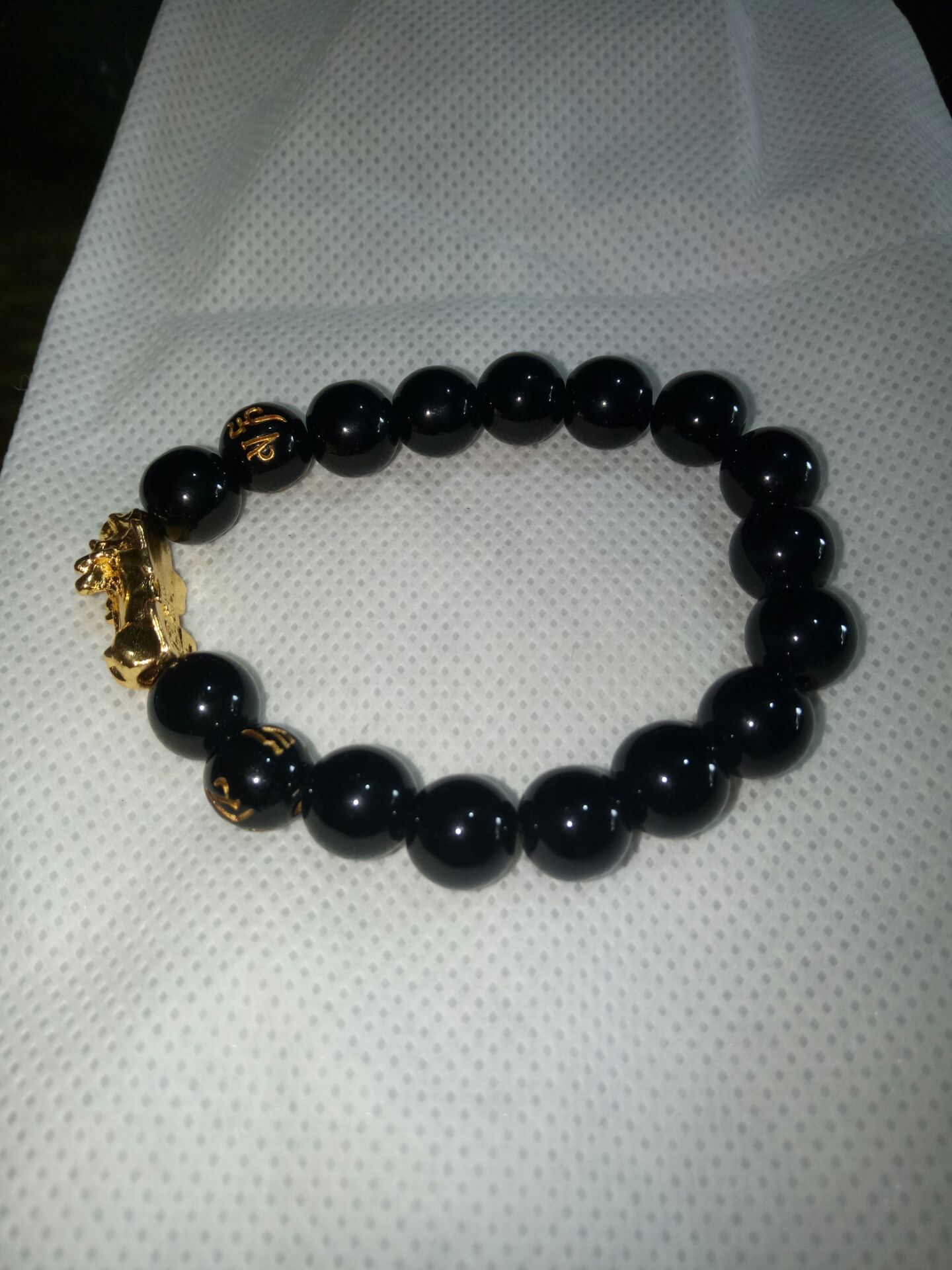 tưởng vòng tay tất cả các viên đá đều khắc chữ chứ hóa ra *** đảo à có 2 viên khắc chứ thôi....  chịu luôn biết vậy ko mùa rồi, làm ăn kiểu j đấy *** nhau vừa thôi ???