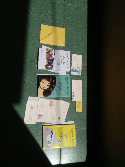 Sách đẹp quá shop ơi, bên trong còn có 4 trang bìa màu như kia thích thật ý, dịch nma shop giao hàng nhanh, 5 sao bling bling. Sợ virut nên phải đem sách ra phơi nắng như kia :v