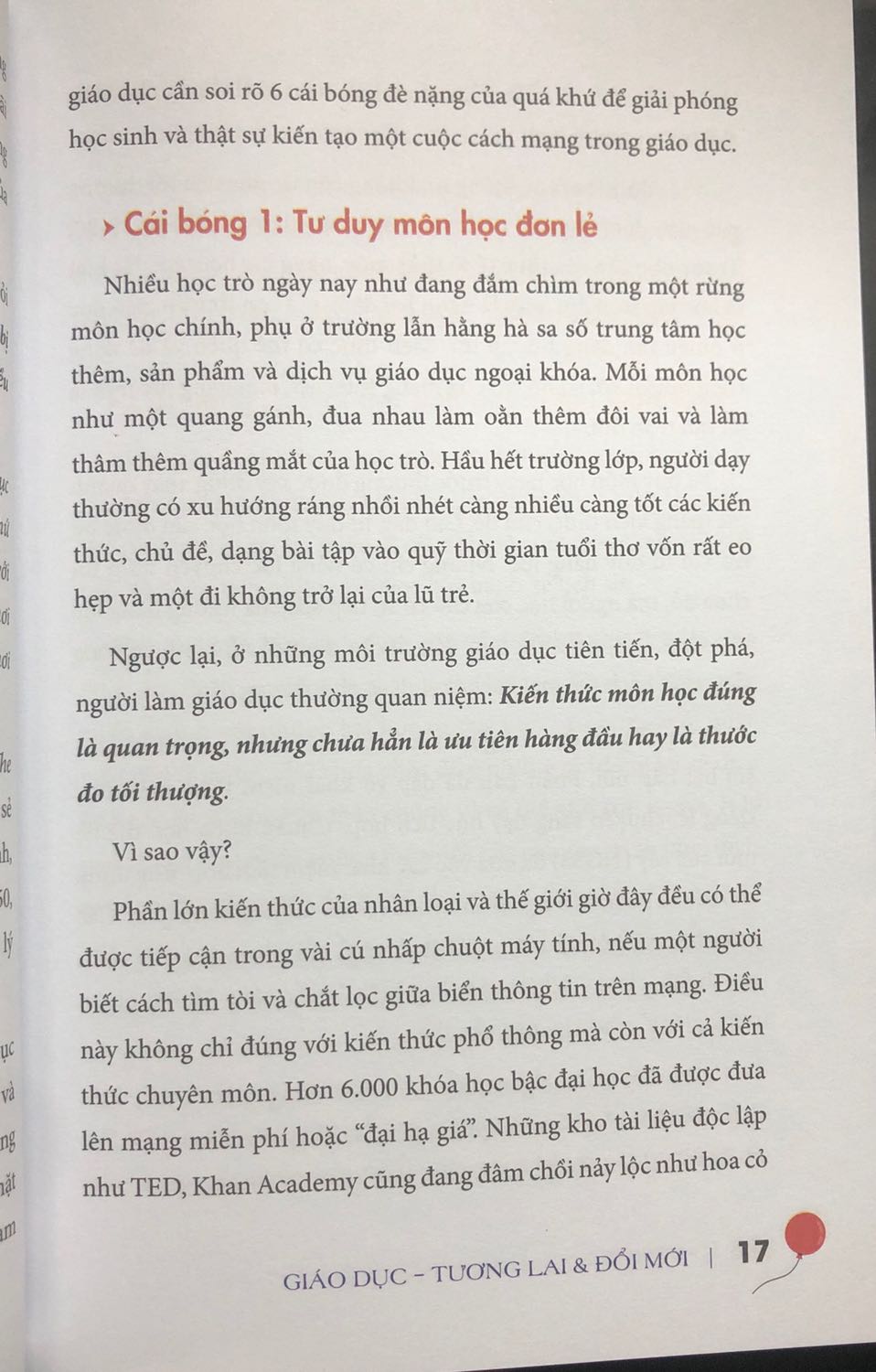 Văn phòng của tác giả rất gần gũi, góp phần khiến cho những tư tưởng có phần học thuật trở nên dễ chịu hơn. Một số chỗ cũng có vẻ hơi khó áp dụng, ví dụ như tư tưởng giáo dục theo định hướng toàn cầu hoá, nhưng hy vọng tương lai sẽ thay đổi được. Rất thích những điều được vạch ra trong “những cái bóng mờ đang che phủ giáo dục”. Tóm lại đây là một quyển sách đáng đọc nhé mọi người.