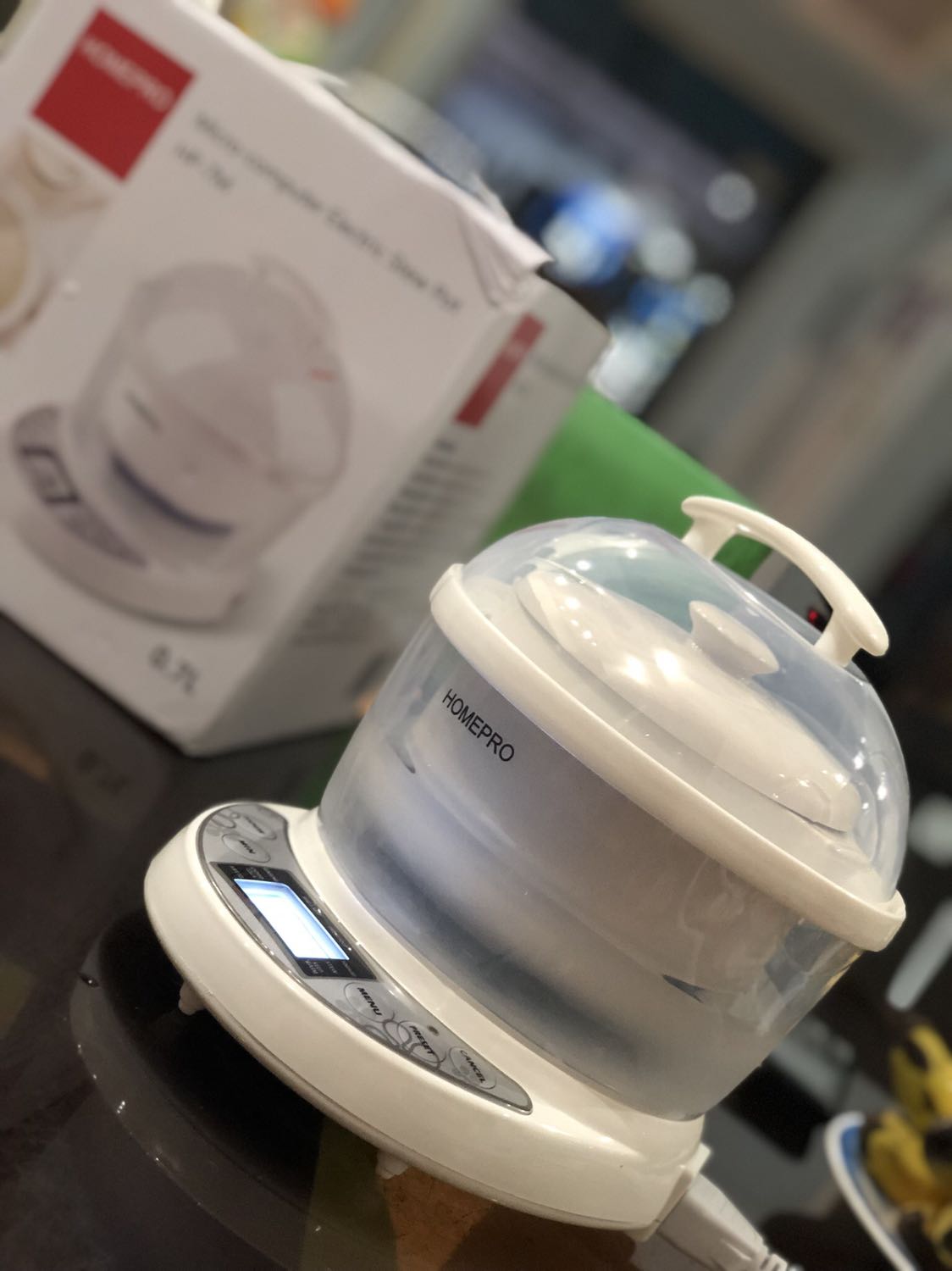 Mẫu mã đẹp, nhỏ, gọn. Có nhiều chế độ và nhiều món trưng cách thuỷ. Đã thử chưng yến và kết quả tốt. 

Có điểm trừ là thùng giao hàng bị hư, móp méo. Mình đặt 2 thùng. 1 để dùng, 1 để tặng. Nếu móp cả 2 thùng thì rất rất tệ khi tặng quà cho khách. 

Tiki nên xem lại sản phẩm trước khi chuyển đến cho khách hàng.