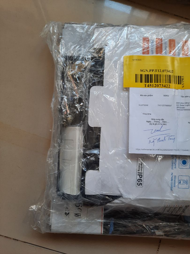 lần này đóng gói sơ xài quá. xạc 2 ngày mà khg vô điện, chỉ có 1 chấm chớp hoài. Mở đèn lên chưa được 1 p đã tắt.