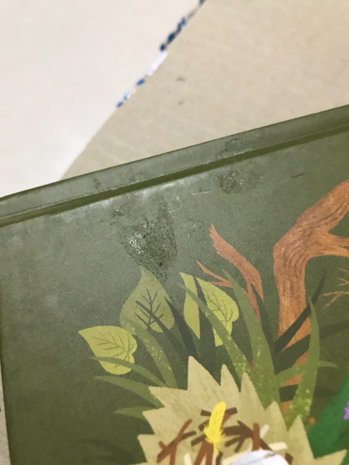 Tôi đã nhận được đơn hàng số 489920513. Sách được đóng gói trong hộp quá chật và để trần không có nylon xốp nổ bọc nên bị bẹp bìa. Bên cạnh đó, bìa sách cũng bị dính keo lem nhem. Đây là lần thứ 4 Tiki phải đổi lại đơn hàng có bộ sách này với cùng một lỗi hàng bị lỗi bẹp ở mức độ khác nhau trong quá trình vận chuyển do khâu đóng gói rất ẩu. Cách làm việc này vừa lãng phí nguồn lực của Tiki và vừa làm mất thời gian của khách hàng. Đã phản hồi thông tin cho bộ phận chăm sóc khách hàng của Tiki. Dường như mối liên kết giữa bộ phận chăm sóc khách hàng và bộ phận đóng gói có mối liên hệ hết sức mờ nhạt, nếu không nói cứ như thể chẳng liên quan gì đến nhau. Bộ phận chăm sóc khách hàng tiếp nhận thông tin xong thì bộ phận đóng gói vẫn giữ nguyên quy trình không thay đổi. Đây là bộ sách có nội dung rất hay nên đề nghị Tiki thu hồi sản phẩm lỗi và đổi bộ sách không bị lỗi. Cảm ơn Tiki.