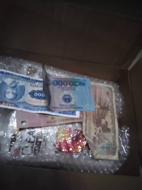 Năm mới đăng bài cũ Sài Gòn tháng 03 năm 2025Bài viết của Nguyễn Văn Cường
Nguyễn Văn Cường
9 Tháng 12, 2023  · 
https://baophuyen.vn/425/310415/ben-kia-bo-ao-vong.html Đầu tháng 11, các trang tin phản động ở hải ngoại liên tục đăng tải thông tin cựu luật sư Võ An Đôn và gia đình đã đến Mỹ định cư theo diện tị nạn chính trị. Đây là cách làm quen thuộc của các trang tin phản động, nhân cơ hội này khai thác ầm ĩ, xuyên tạc, bóp méo tình hình nhân quyền ở Việt Nam, để rồi sau đó tất cả rơi vào quên lãng, mặc cho các “nhà dân chủ” tự nuôi ảo vọng xứ người.
Mang ảo vọng qua xứ người, vừa đến Mỹ, Võ An Đôn đã lên facebook cá nhân kêu gọi: “Các luật sư Việt Nam đang tị nạn tại Mỹ thành lập “Đoàn Luật Sư Việt Nam Hải Ngoại” và “Phiên Tòa Nhân Dân”. Nhằm mục đích khai dân trí, tư vấn pháp luật miễn phí cho người dân trong nước và lên tiếng với những bất công của xã hội Việt Nam. “Phiên Tòa Nhân Dân” do các luật sư lập, xét xử bất kỳ quan chức nào trong bộ máy chính quyền Việt Nam vi phạm pháp luật hình sự Việt Nam…”.
Võ An Đôn vừa đăng lên, đã có người vào bình luận: “Tòa án nước nào chỉ có thẩm quyền trong nước đó. Ai đâu rảnh đi làm mấy chuyện này!”. Và rồi lời kêu gọi lạc lõng y như viên sỏi rơi tõm xuống ao bèo. Có lẽ Đôn chưa thấm thía, khi qua đến xứ này, Đôn chỉ là một trong số hàng triệu người nhập cư, vốn là vấn đề nóng bỏng đang chia rẽ nước Mỹ vì xã hội phải nai lưng ra nuôi chứ cũng chả danh giá gì 
Nhiều người biết Võ An Đôn đều tiếc cho người này. Sinh ra trong một gia đình nền nếp, được ăn học tử tế, là Trưởng văn phòng luật sư Võ An Đôn, từng tham gia bào chữa thành công một vài vụ tạo được sự chú ý của dư luận xã hội. Tiếc thay, không hiểu vì mờ mắt trước những lời tâng bốc nghĩ mình là vĩ nhân không gặp thời, hay bị đám phản động móc nối, hứa hẹn mà sau đó, Võ An Đôn lại lầm đường lạc lối, bước chân vào con đường “đấu tranh dân chủ”... quay ra chống đối chính quyền, thường xuyên đăng tải các bài viết, phỏng vấn có nội dung xuyên tạc tình hình, bôi xấu lãnh đạo Đảng, Nhà nước. Một trong những vụ việc này là ngày 28/10/2016, Võ An Đôn đăng lại clip trên trang facebook của mình, vu cáo Chủ tịch Quốc hội Nguyễn Thị Kim Ngân “57 xe nối đuôi nhau đưa Chủ tịch Quốc hội về thăm quê”. Khi cơ quan chức năng xác minh thông tin, thì ngày 28/10/2016, bà Nguyễn Thị Kim Ngân đang chủ trì Kỳ họp thứ 2, Quốc hội khóa XIV. Sau đó, Võ An Đôn có lấp liếm xin lỗi trên facebook.
Võ An Đôn liên tục cùng với những luật sư lắm tai tiếng tham gia bào chữa cho hàng loạt đối tượng có hoạt động chống đối chính quyền như: Trần Anh Kim, Lê Thanh Tùng, Nguyễn Ngọc Như Quỳnh… Đôn còn nhiều lần trả lời phỏng vấn các đài phản động nước ngoài với những nội dung vu khống, xuyên tạc chính sách pháp luật của Đảng và Nhà nước.
Tấm gương tày liếp
Chuyện các nhà “dân chủ” vỡ mộng về cuộc sống trời Tây chả phải hiếm hoi gì. Ảo mộng về thế giới tự do của Võ An Đôn khiến người viết nhớ lại trường hợp của Nguyễn Ngọc Như Quỳnh (blogger Mẹ Nấm, ở Khánh Hòa). Mà trong làng “dân chủ” thì tên tuổi Võ An Đôn chưa là gì so với Quỳnh.
Nguyễn Ngọc Như Quỳnh là một trong những thành viên sáng lập ra tổ chức “Mạng lưới blogger Việt Nam”, một tổ chức lợi dụng quyền tự do ngôn luận để tuyên truyền, xuyên tạc, đả kích chính quyền, chống phá Nhà nước. Năm 2014, Quỳnh sao chép, thu thập từ các trang mạng và thông tin trên báo, tập hợp 31 trường hợp người chết trong trại tạm giữ sau khi làm việc với công an, làm ra tập hồ sơ có tên gọi “Stop police killing civilians” (tạm dịch là: Phải chấm dứt việc cảnh sát giết dân thường). Ngày 19/4/2014, Nguyễn Ngọc Như Quỳnh dự định tổ chức sự kiện Cà phê nhân quyền lần 3 tại TP Nha Trang, Khánh Hòa thì bị phát hiện. Từ năm 2***, Quỳnh đã bị bắt giữ nhiều lần do tham gia các hoạt động chống đối, gây rối trật tự công cộng.
Những “nhà dân chủ” Việt Nam khi còn trong nước thì được các tổ chức phản động tung hô, gán cho đủ những danh hiệu mỹ miều, tranh thủ phỏng vấn, coi như những “tấm gương”, những “ngọn cờ” đấu tranh vì dân chủ, nhân quyền. Các tổ chức này còn bỏ tiền tài trợ cho những thông tin xuyên tạc, chống đối Đảng và Nhà nước Việt Nam trên báo đài hải ngoại và mạng xã hội. Khi các đối tượng vi phạm luật pháp, bị cơ quan chức năng xử lý thì kêu gọi bảo vệ, gây ồn ào dư để rồi tất nhằm kích động, chống phá. Đến khi được bảo lãnh ra định cư ở nước ngoài thì lặng lẽ chìm vào quên lãng. Điều đơn giản mà họ không nhận thức được là họ đã hết vai trò.
Tiếc cho một người lẽ ra đã trở thành một công dân tốt, một luật sư có triển vọng. Ảo vọng cá nhân đã khiến Võ An Đôn đánh mất mình, nay vẫn chưa tỉnh cơn mê, còn mơ mộng về những cái gọi là “Đoàn Luật Sư Việt Nam Hải Ngoại” và những “Phiên Tòa Nhân Dân”. Một thời gian nữa, rất nhanh thôi, sẽ không còn ai nhớ đến con người vong quốc ấy. Đầu tháng 11 các trang tin phản động ở hải ngoại liên tục đăng tải thông tin cựu luật sư Võ An Đôn và gia đình đến Mỹ định cư theo diện tị nạn chính trị Đây là cách làm quen thuộc của các trang tin phản động nhưng cơ hội này khai thác ầm ĩ xuyên tạc bóp méo tình hình dân quyền ở Việt Nam Để rồi sau đó tất cả rơi vào Quên Lãng mặc cho các nhà Dân chủ tự nuôi ảo vọng nơi xứ người theo báo Phú Yên nhưng với tôi đó là minh chứng sống động và lộng lẫy về một Việt Nam nơi xã hội pháp quyền chỉ là miếng bánh vẽ không hơn không kém lên TV mà mua Bởi lẽ việc một luật sư không thể hành nghề bào chữa trên chính quê hương mình không thể bào chữa cho thân chủ Mặc dù thân chủ phạm tội các tội này đều được quy định bởi các điều luật hẳn hoi trong bộ luật hình sự cho thấy câu nói xã hội công bằng dân chủ văn minh trong cương lĩnh tranh cử của Nhà nước Cộng hòa *** Việt Nam chỉ là bánh vẽ bởi Nếu không là bánh vẽ sẽ không bao giờ có chuyện một luật sư phải đi tìm một quốc gia để đi tị nạn chính trị chính trị ở nước thứ ba vì bị tước thẻ hành nghề một cách vô lý hay bị cho là lắm tai tiếng khi liên tục cùng với những luật sư tham gia bào chữa cho hàng loạt công dân vì vi phạm các điều luật được quy định trong Bộ luật hình sự nước Cộng hòa *** Việt Nam lợi dụng các quyền tự do dân chủ xâm phạm lợi ích hợp pháp của tổ chức cá nhân làm tàng trữ phát tán tuyên truyền thông tin tài liệu vật phẩm nhằm chống Nhà nước Cộng hòa *** Việt Nam hoạt động nhầm lật đổ chính quyền nhân dân khi tham gia bào chữa cho các bị cáo Trần Anh Kim Lê Thanh Tùng Nguyễn Ngọc Như Quỳnh Bởi lẽ tòa án Viện kiểm sát cảnh sát mà đứng đầu là tòa án trong đó đại diện quan trọng nhất là thẩm phán luật sư là thiết chế đại diện cho một xa hội công bằng dân chủ văn minh và cũng đã không có những bình luận kiểu tòa án nước nào chỉ có thẩm phán trong nước đó bởi lẽ khi một Luật sư bị tước thẻ hành nghề trong một xã hội mà công bằng dân chủ văn minh chỉ là bánh vẽ thì việc kêu gọi thành lập một liên đoàn luật sư ở ngoài nước khi đi ti nạn là điều đương nhiên để hành nghề Bởi không có quy định nào bắt buộc không cho phép người Việt Nam ở nước ngoài trợ giúp pháp lý cho đồng bào mình còn ngược lại việc một quốc gia mà xã hội công bằng dân chủ văn minh được đặt lên hàng đầu nhưng lại buộc công dân phải đi tìm một quốc gia nạn chính trị ở một nước thứ ba mà công dân nước mình là một luật sư tị nạn vì bị tước thẻ hành nghề trong khi công dân nước mình chỉ là một luật sư bị tước thể hành nghề trong số hàng triệu người nhập cư vốn là một vấn đề nóng bỏng đang gây chia rẽ nước Mỹ về xã hội phải nai lưng ra để nuôi một luật sư phải đi tị nạn chính trị bị tước thẻ hành nghề cấm xuất nhập cảnh và bị coi là một món hàng trao đổi lợi ích kinh tế ở một đất nước Như Việt Nam nơi mà pháp quyền được coi là của dân do dân và vì dân và mục tiêu xã hội công bằng dân chủ văn minh là mục tiêu Tối Thượng thì việc một luật sư bị tước thẻ hành nghề và phải đi tị nạn ở một nước thứ ba cũng chẳng danh giá tường trình từ Việt Nam Nhân ngày quốc tế nhân quyền 10 tháng 12 Nguyễn Văn Cường tức blogger đơn thuần Nguyễn Sài Gòn Thứ Bảy ngày 9 tháng 12 năm 2023 trân trọng