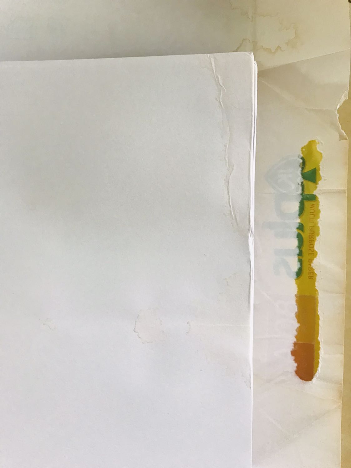 Lần đầu tiên mua hàng của tiki mà mình phải đánh giá dưới 5 sao. Thùng giấy bị ướt đúng phần các tệp giấy bị mở ra xem bên trong (mở từ trước như trên ảnh) nên giấy bên trong bị quăn và ố vàng. Đợi hàng hơi lâu. Shipper thân thiện như mọi khi và có nhắc mình đổi hàng nếu bên trong bị ảnh hưởng, nhưng mình hiện đang cần gấp nên quyết định không đổi. Mong shop và bên kho vận chuyển bọc hàng kĩ lưỡng hơn và cẩn thận hơn ạ