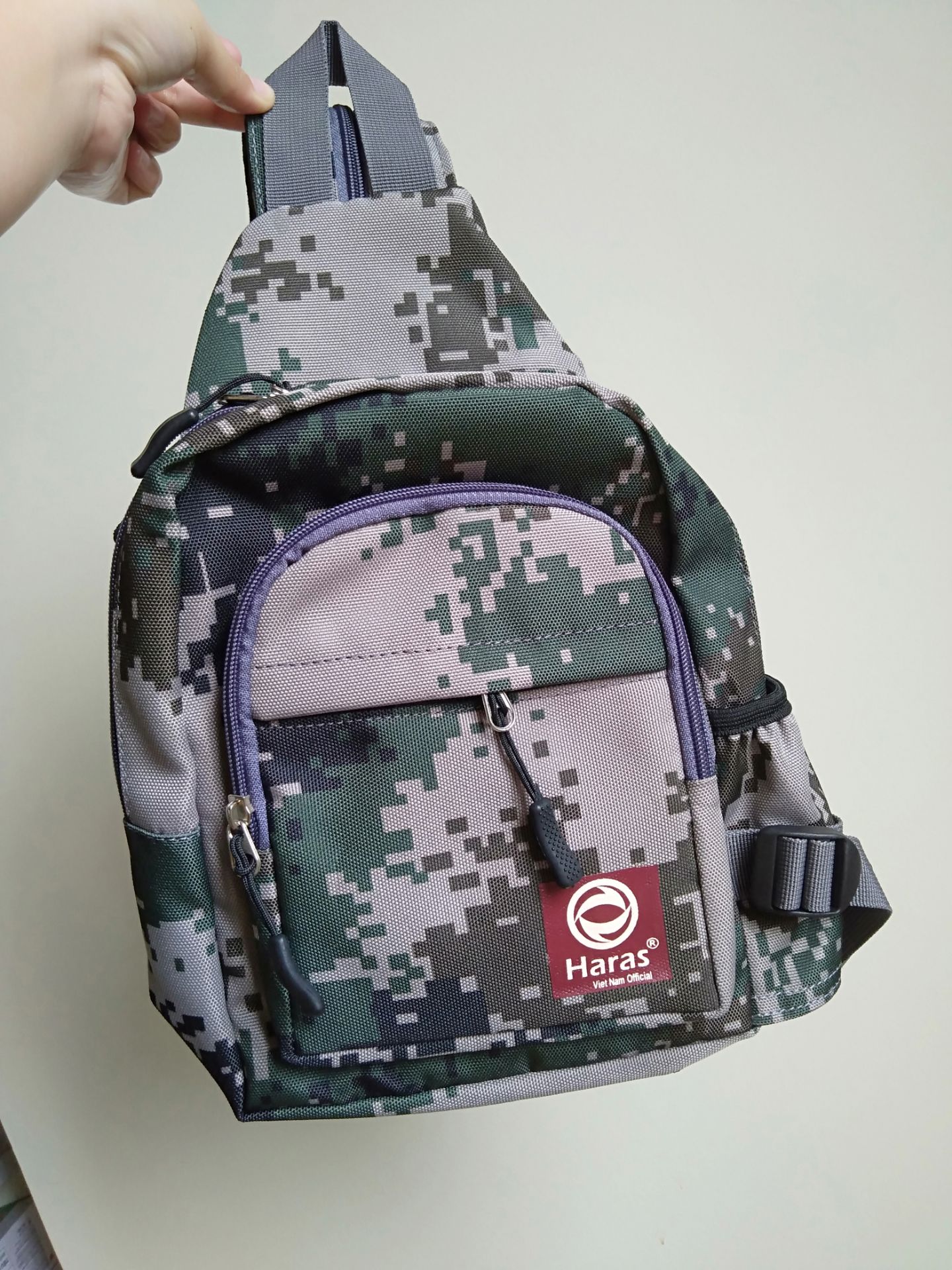 Vải dày dặn, siêu cool, khá rộng rải để đựng các vật linh tinh, bonus quả giá 69k cũng khá hợp lí