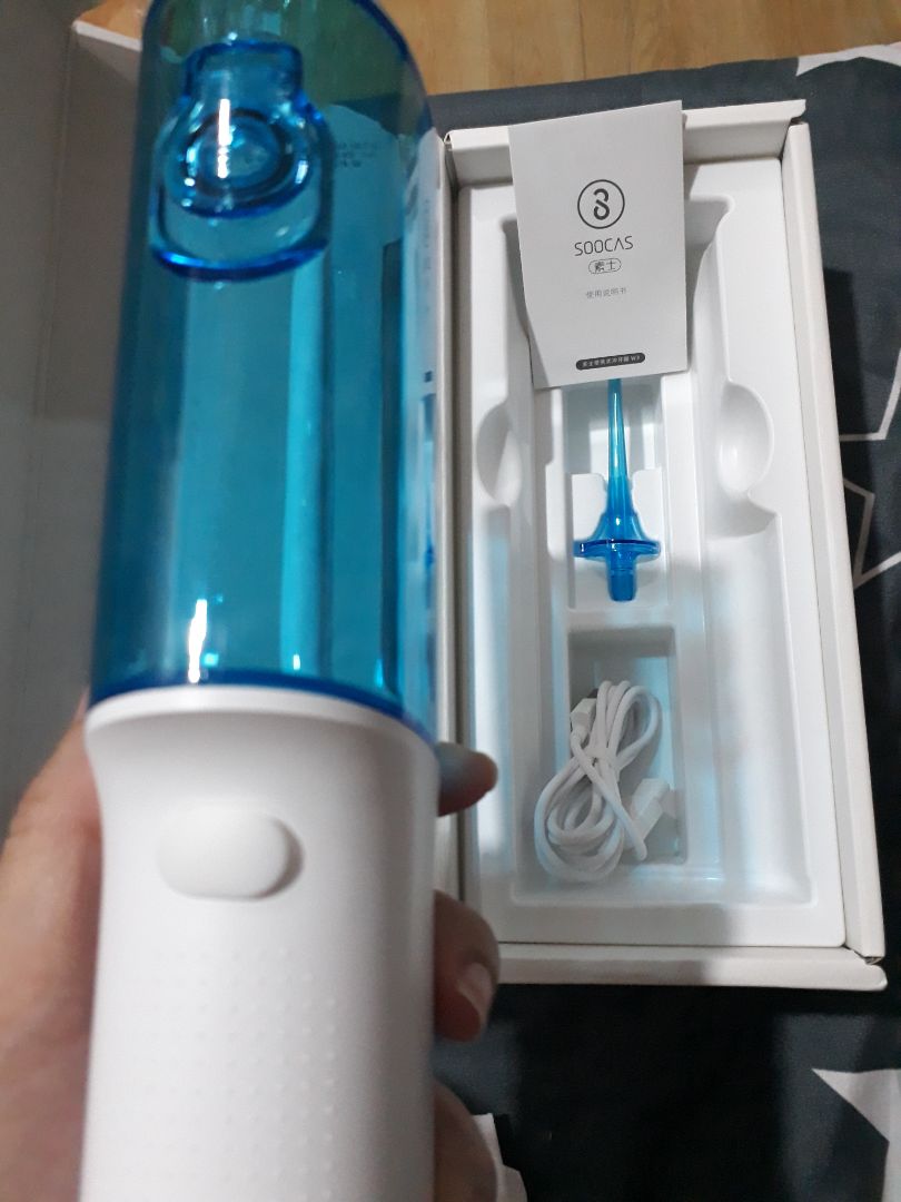 Máy nhìn đẹp nhưng bị chảy nước tong tong ở giữa thân khi nghiêng nhẹ. không bik là lỗi hay vốn loại này là như thế! Điều tệ hơn là tia nước thì bắn quá mạnh kể cả ở mức nhẹ nhất nên rất đau, gây chảy máu nướu nhìu. Thử 1 lần rồi bỏ luôn, k xài được. Máy nhìn đẹp nhưng bị chảy nước tong tong ở giữa thân khi nghiêng nhẹ. không bik là lỗi hay vốn loại này là như thế! Điều tệ hơn là tia nước thì bắn quá mạnh kể cả ở mức nhẹ nhất nên rất đau, gây chảy máu nướu nhìu. Thử 1 lần rồi bỏ luôn, k xài được.