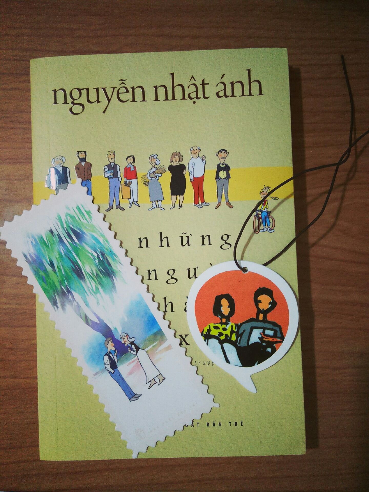 Những gì mình cảm nhận sau khi đọc cuốn sách Những người hàng xóm của bác Ánh:
+ Nếu bạn muốn đọc một cuốn sách với lối kể nhẹ nhàng, dễ hiểu thì nó hoàn toàn giành cho bạn. Khi đọc mình như được đi du lịch đến nước Bỉ, biết thêm nhiều thành phố của Bỉ cũng như hiểu thêm nền văn hóa, con người, ẩm thực nơi đây qua lối hành văn mộc mạc, khôi hài của bác Ánh.
+'Đẹp' là một từ mà mình dùng để nói về hình thức bên ngoài lẫn nội dung bên trong của cuốn sách. Khi đọc bạn sẽ cảm nhận đượcvẻ đẹp trong trẻo toát lên trong từng câu chữ, mình có thể tưởng tượng được những khung cảnh trong cuốn sách: từ bãi cỏ xanh đến quảng trường cổ kính của thành phố Hannut.
Tóm lại nếu bạn cần một cuốn sách giúp bạn thư giãn, mở ra một thế giới yên bình và đẹp đẽ đến lạ thường thì hãy mua ngay cuốn sách này. Những gì mình cảm nhận sau khi đọc cuốn sách Những người hàng xóm của bác Ánh:
+ Nếu bạn muốn đọc một cuốn sách với lối kể nhẹ nhàng, dễ hiểu thì nó hoàn toàn giành cho bạn. Khi đọc mình như được đi du lịch đến nước Bỉ, biết thêm nhiều thành phố của Bỉ cũng như hiểu thêm nền văn hóa, con người, ẩm thực nơi đây qua lối hành văn mộc mạc, khôi hài của bác Ánh.
+'Đẹp' là một từ mà mình dùng để nói về hình thức bên ngoài lẫn nội dung bên trong của cuốn sách. Khi đọc bạn sẽ cảm nhận đượcvẻ đẹp trong trẻo toát lên trong từng câu chữ, mình có thể tưởng tượng được những khung cảnh trong cuốn sách: từ bãi cỏ xanh đến quảng trường cổ kính của thành phố Hannut.
Tóm lại nếu bạn cần một cuốn sách giúp bạn thư giãn, mở ra một thế giới yên bình và đẹp đẽ đến lạ thường thì hãy mua ngay cuốn sách này.
