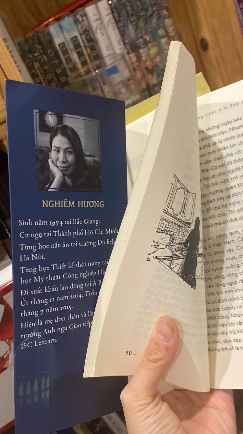 Bìa cứng đẹp nhưng làm bìa gập cho 1 cuốn tự truyện mỏng nên hơi khó cầm để đọc. Chất lượng giấy truyện và in ấn ko ổn định, chữ có trang mờ, có trang đậm nhưng hơi nhoè mực.
Nội dung là tự truyện của cô gái trong cơn đau buồn sau khi ly hôn, đã đăng kí đi làm giúp việc bên ả rập, bị cắt đứt liên lạc, bị o ép cưỡng hiếp , vv…