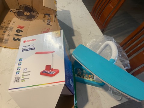 Đặt đèn màu đỏ với hình Elsa ở dưới chân đèn nhưng nhận được box hình màu đỏ còn đèn hình màu xanh. Chứng tỏ sản phẩm k phải nguyên đai nguyên kiện. Thấy vọng