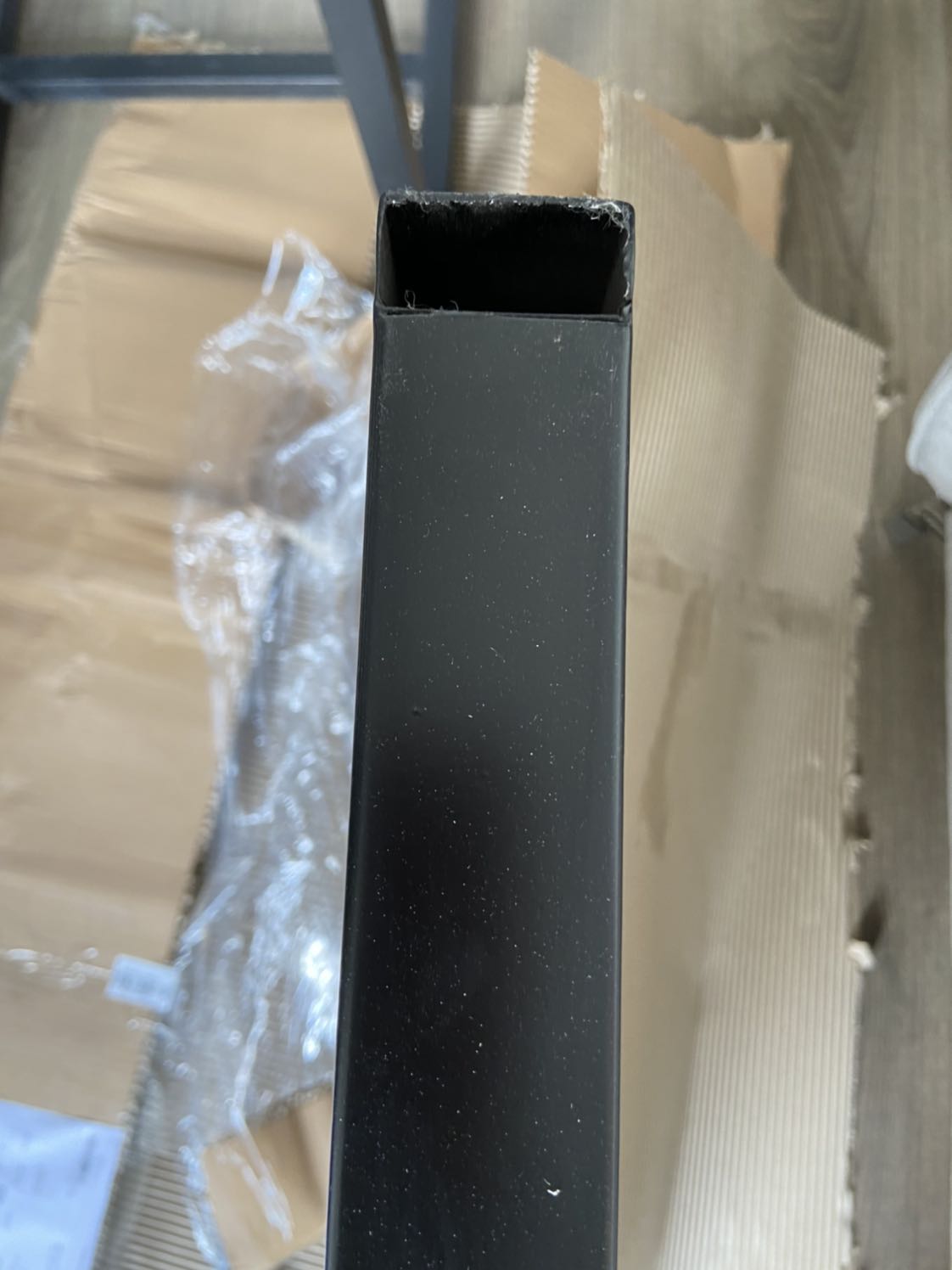 Trước hết hình ảnh có lỗ đi dây, nhưng hành giao đến thì không có. Thứ 2 là chân đế bị thiếu 1 cái . Giờ sao? Tôi có thể liên hệ ai và làm việc với ai cho đơn hàng này Tiki ơi?