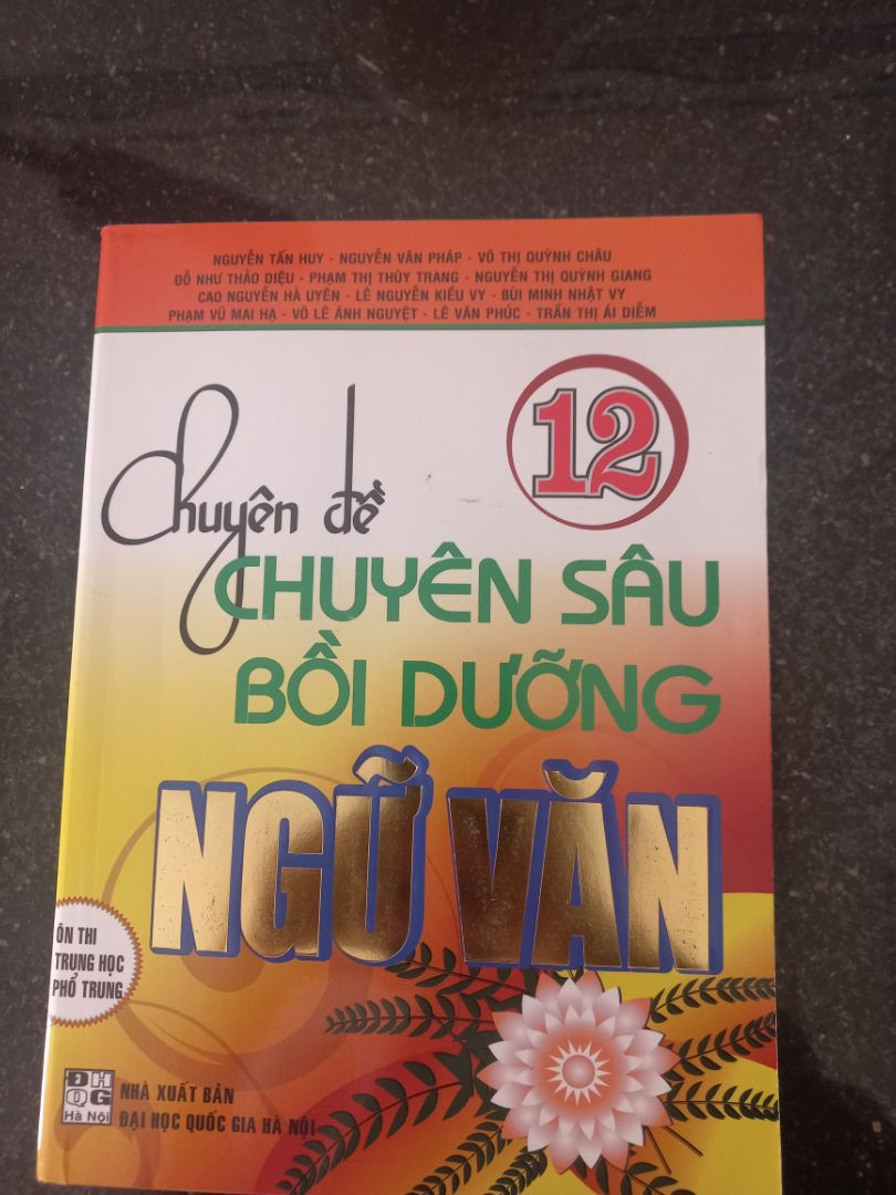 Sách hơi cũ, bị trầy xướt trên mặt sách