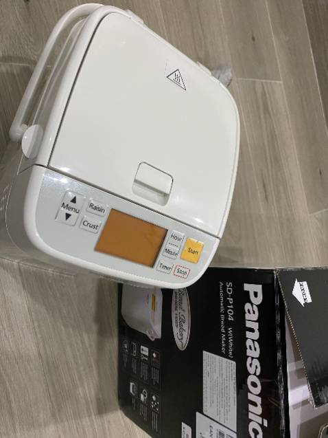 Mình mua máy này do có chương trình giảm giá 20% nên giá thành của máy rất cạnh tranh so với các máy cùng loại của các thương hiệu khác. Máy này do chính Panasonic official store bán thì là hàng chính hãng rồi :D  . Ngoài ra, máy làm bánh được nhà bán hàng đóng gói rất cẩn thận. Đánh giá 5 sao cho phần packing này. Còn về chất lượng bánh làm từ máy này  thì phải thử thì mới biết được (mình vẫn chưa làm mẻ nào cả) nhưng mà chắc là sẽ ok thôi.