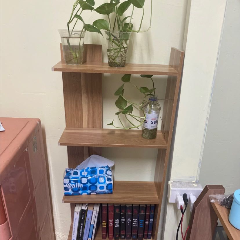 Tủ tạm ổn. Gỗ bị trầy góc, kệ gỗ bị chênh. Phải chêm thêm giấy để được thẳng