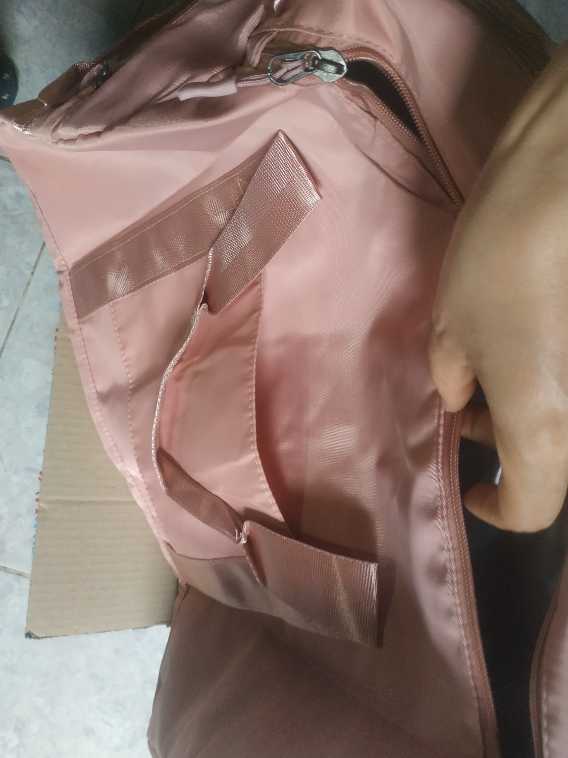 Hàng giao cực nhanh, shipper vui vẻ. Túi xách rộng rãi có nhiều ngăn, rất dễ thương.Gói hàng kỹ. Các bạn nên mua. Sẽ ủng hộ.