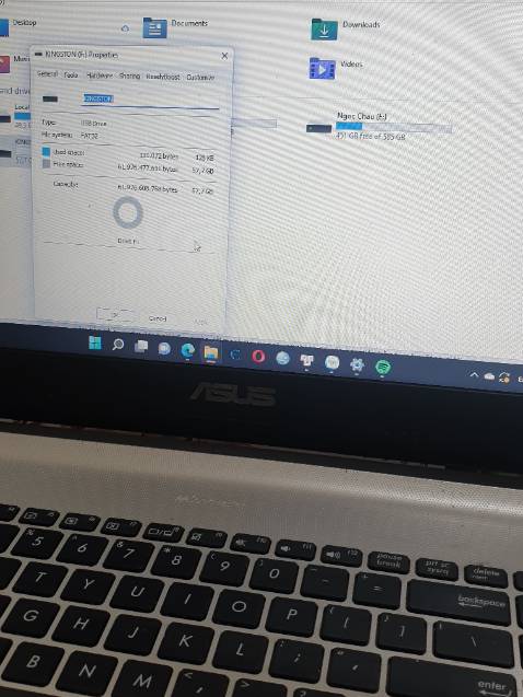 Ngoài vỏ ghi 64 GB, kiểm tra trên máy chỉ có 57,7 GB. Hụt mất hết 6,3 GB. Cảm giác như đang bị *** vậy :( Ngoài vỏ ghi 64 GB, kiểm tra trên máy chỉ có 57,7 GB. Hụt mất hết 6,3 GB. Cảm giác như đang bị *** vậy :(