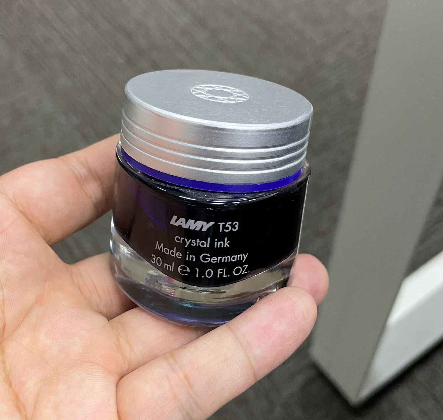 Mực đẹp nhưng có 3 vấn đề:
- giao hàng hơi lâu
- thiết kế bình mực nông nên phải nghiêng cả thân bút để bơm mực
Giá khá cao Mực đẹp nhưng có 3 vấn đề:
- giao hàng hơi lâu
- thiết kế bình mực nông nên phải nghiêng cả thân bút để bơm mực
Giá khá cao