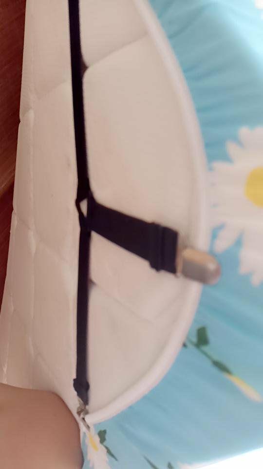 Kẹp ga giường khá chắc chắn , kẹp vào thấy phẳng ga giường , giá hợp lý , giao hàng nhanh