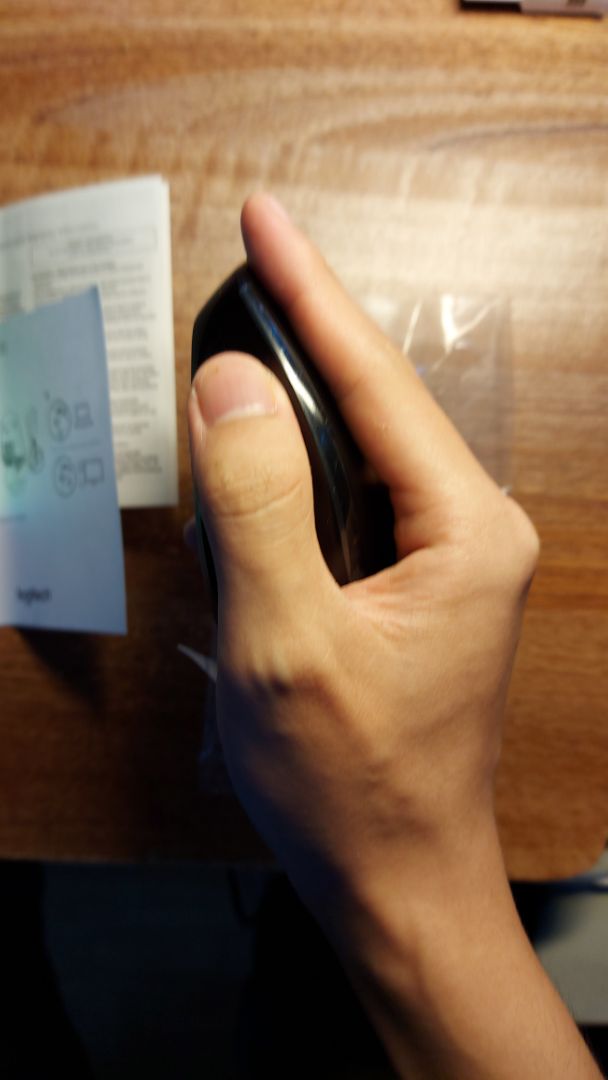 Tính mua mẫu này lâu rồi mà giá hơi cao, may có đợt sale giảm được kha khá. Kích thước tổng thì to nhưng nhìn chung vẫn là bé so với tay mình. Tiếng click chuột gần như không thấy. Chất liệu nhựa dày, cứng cáp.Con lăn mượt.