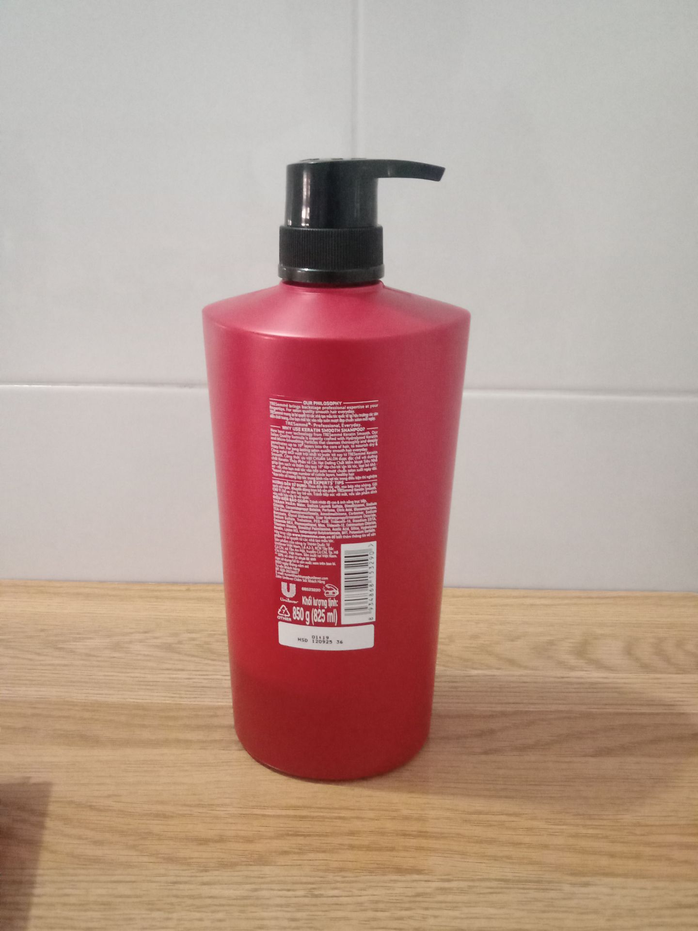 Bao gói hơi khó chịu nhưng may mắn là không có hư hỏng. 
Giao hàng nhanh, shipper ổn.
Hạn sử dụng hơn 2 năm, ngoại hình sạch sẽ.
Chưa dùng thử nên chưa kiểm tra vòi xịt có ổn không, tạm thời không có lỗi.