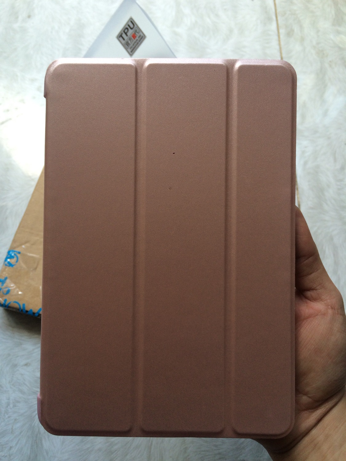 Lúc trước mình cũng dùng dòng Smart Case này nhưng mà lại loại case cứng. Giờ đổi qua loại case dẻo này mình còn hài lòng hơn. Case dẻo không bị cấn trầy khi tháo lắp bao da khỏi máy. Bao da dòng này thiết kế tinh sảo, chât liệu mềm mại, nhưng khi gắn vào máy cầm cũng rất chắc chắc, ko trơn tuột. Nói chung đây là 1 bao da rất tốt trong tầm giá này. Lúc trước mình cũng dùng dòng Smart Case này nhưng mà lại loại case cứng. Giờ đổi qua loại case dẻo này mình còn hài lòng hơn. Case dẻo không bị cấn trầy khi tháo lắp bao da khỏi máy. Bao da dòng này thiết kế tinh sảo, chât liệu mềm mại, nhưng khi gắn vào máy cầm cũng rất chắc chắc, ko trơn tuột. Nói chung đây là 1 bao da rất tốt trong tầm giá này.