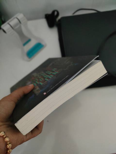 Truyện khổ lớn. Chất lượng giấy rất tốt và thơm.Nội dung thì khỏi phải bàn. Phong cách hành văn của nhà văn Thục Linh thật sự là một trong số ít những nhà văn hợp gu của mình. Truyện cực cuốn. Mn nên mua đọc nhé.