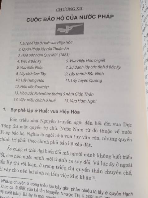Sách rất ổn và mình có chút nhận xét sau:
Về hình thức: 
+ Sách khổ lớn hơn mình nghĩ, chắc chắn, cầm rất chắc tay nhưng do vận chuyển nên 4 góc bìa ít nhiều không còn lành lặn, mình nghĩ tiki nên cải thiện công đoạn gói hàng. 
+ Bìa sách cũng khá ổn trên bìa có chữ Nguyên (元) (giặc Nguyên) và Trần (陈) (quân nhà Trần) nhưng 陈 là chữ Hán hiện đại, với thời nhà trần mình nghĩ nên dùng chữ Trần (陳) thời đó. Về nội dung: 
+ Phải nói là phần mục lục và phụ lục rất chi tiết. 
+ Mình đã đọc được kha khá nội dung trong này, phải nói Trần Trọng Kim đã viết một tác phẩm rất tuyệt vời, khơi gợi lòng tự hào dân tộc đặc biệt ở thời Lý, Trần. 
+ Tuy nhiên do thời đại ông viết cuốn sách này (đầu thế kỉ 20) Pháp đô hộ nước ta, Pháp quản lí luôn cả việc xuất bản sách nên trong phần nhà Nguyễn, tác giả rất ít đưa những điều tàn nhẫn của thực dân Pháp vào, thay vì dùng từ "đô hộ" tác giả thay bằng "bảo hộ" (dù ai cũng biết lúc này nhà Nguyễn chỉ là con rối của Pháp) và những cuộc cách mạng trong nước nổi lên tác giả dùng từ "làm loạn" và coi nhẹ nó đặc biệt của Tôn Thất Thuyết. + Về nội dung mình nghĩ ngoài phần nhà Nguyễn thì những phần còn lại đều rất tuyệt. 
Tóm lại với giá tiền hơn 100k mình nghĩ đây vẫn là một sản phẩm rất tuyệt vời cho những người yêu sử.