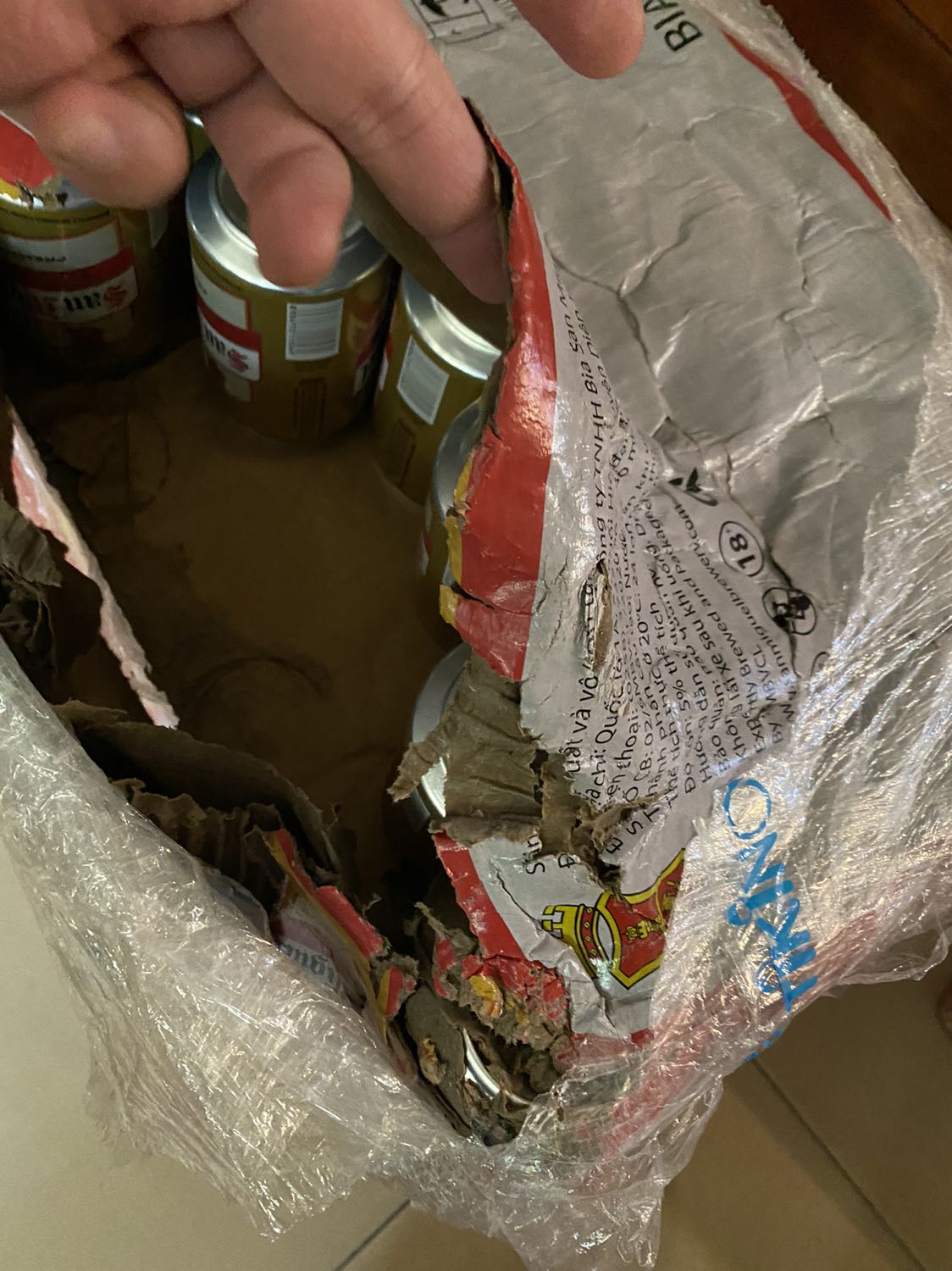 1 thùng bia bị bể,móp thủng chảy hết ra ngoài