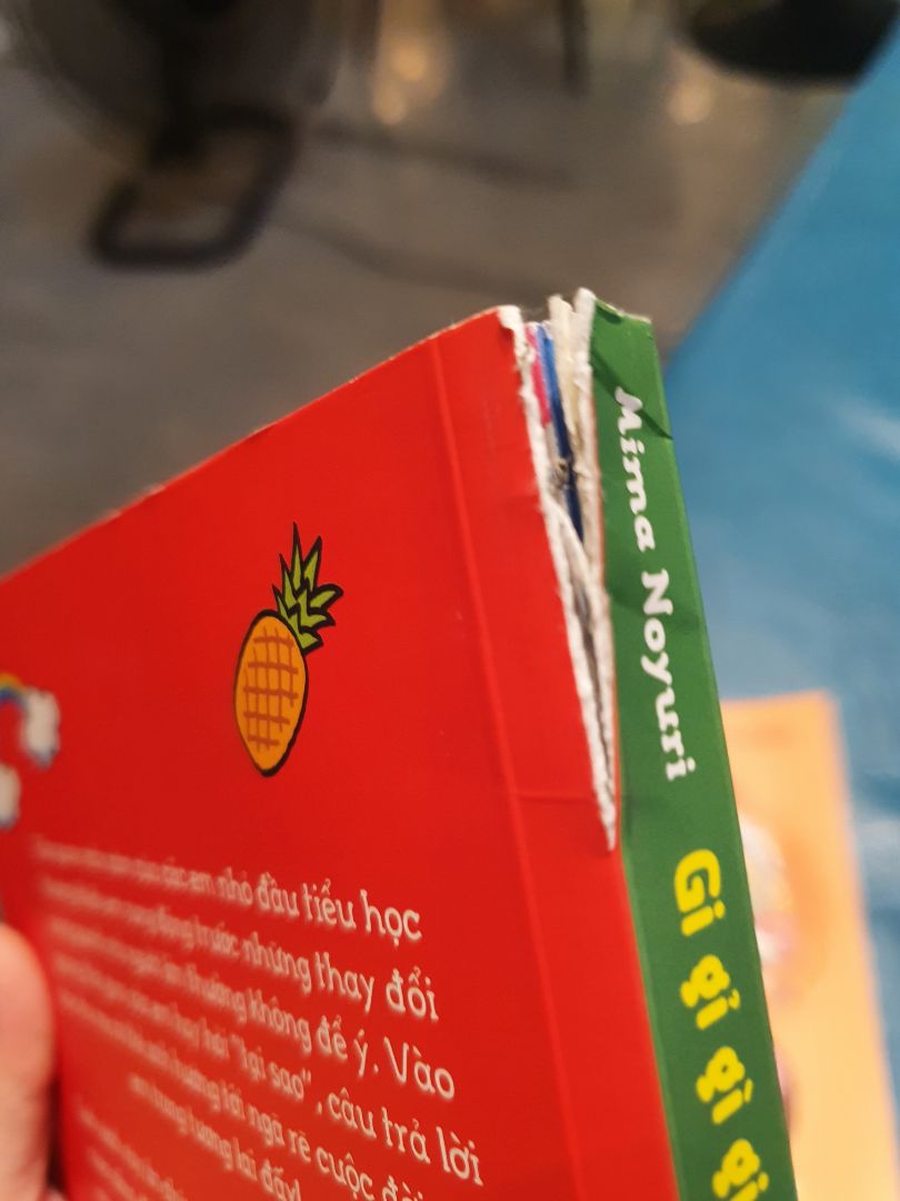 Sách in đẹp nhưng chất lượng đóng sách quá tệ. Sách mới nhận mà rách gáy, keo dán lỏng lẻo, cách tệp ở trong cũng rời rạc. Chắc k đc mấy bữa là toang luôn.