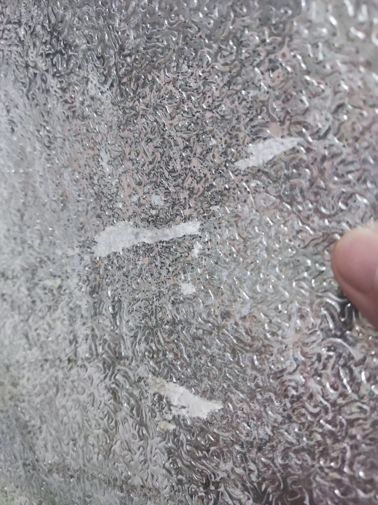 Tấm giấy dán quá cũ, đã nổi mốc, còn bốc mùi mốc nữa, còn bị trầy nữa. Giấy mốc mà dán nhà bếp thì sẽ ảnh hưởng đồ ăn nên Tiki vui lòng hoàn tiền trả tiền lại giúp.