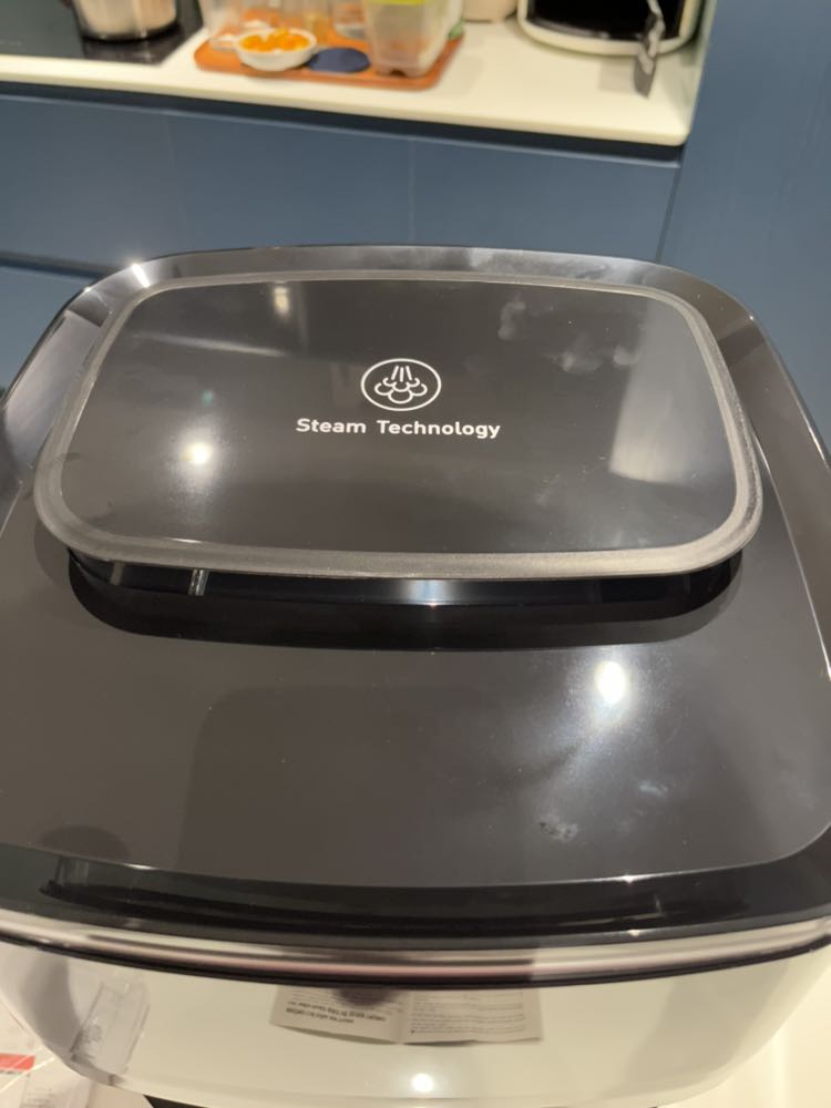 Nồi to hơn nồi cũ nhà mình nên rộng rãi hơn. Bên ngoài nhựa bóng đẹp sạch sẽ, dễ lau chùi, khay chống dính đỉnh quá, mình nướng, chiên xong để nguội bớt rùi ngâm rửa rất dễ. 
Có kèm thêm khay nướng bằng gang đã lắm, mình nướng thịt mềm thơm mà ko bị khô. Chức năng hấp mình chưa thử nhìu, mới hấp cá và hâm lại bún trụng thui mà thấy êm. 
So với nồi mình từng xài trong 2 năm qua thì nồi này hơn hẳn.