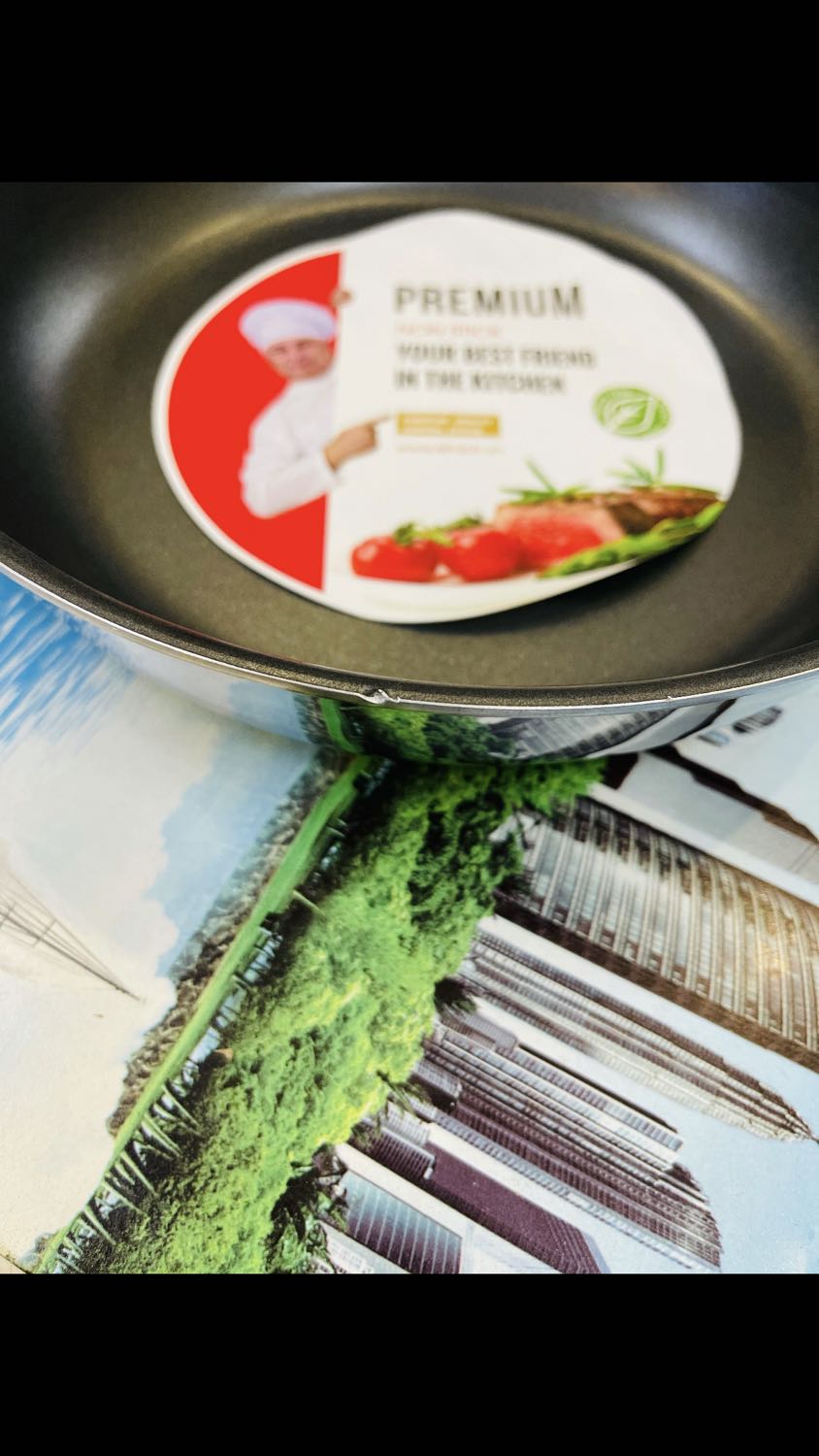 Tiki thì luôn giao đúng hẹn, phần nhiều là sớm hơn! Shipper thì thân thiện nhiệt tình. Mình mua nhiều hàng trên Tiki quá nên cũng lười nhận xét vì đa phần hài lòng. Nhưng lần này chảo mình mua bị sứt mấy 1 góc, chảo ngày nào hầu như cũng nhìn thấy nên sẽ rất bực mình. Mong Tiki liên hệ đổi sản phẩm giúp mình. Cảm ơn Tiki!