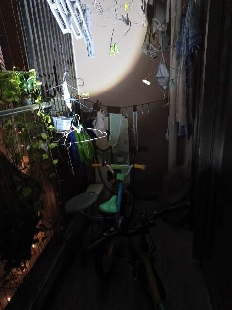 Sáng rõ hơn đời 2 năm trước, tầm 50m. Gắn vừa vặn. Pin 18650 sạc trên đèn, mở ra thay dễ dàng. Sáng lâu.