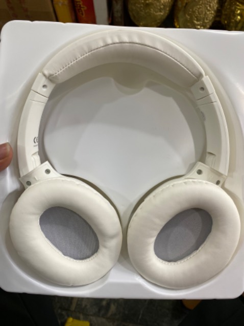 Âm thanh 5,5/10; max volume sẽ có 2 vấn đề: miếng đệm tai rung theo khá khó chịu và âm thanh bị lọt ra ngoài có khi nghe nhạc ko cần đeo để cạnh vài cm là nghe dc sương sương, khả năng riêng tư 0/10:)) pin chưa biết nghe review là dc 5-6 tiếng, điểm trừ rất lớn là dùng cổng micro usb để sạc vừa lỗi thời vừa bất tiện, còn vụ gập lại được thấy hơi sợ, sợ gãy chốt gập, thôi khoảng giá 350k vậy là đúng với tiền bỏ ra, giờ chưa có nhu cầu cao đeo headphone, sau này quất tai Sony sau:3
còn shop đóng gói hàng rất oke nhe, cảm ơn shop thêm vì gói cà phê tặng kèm :V