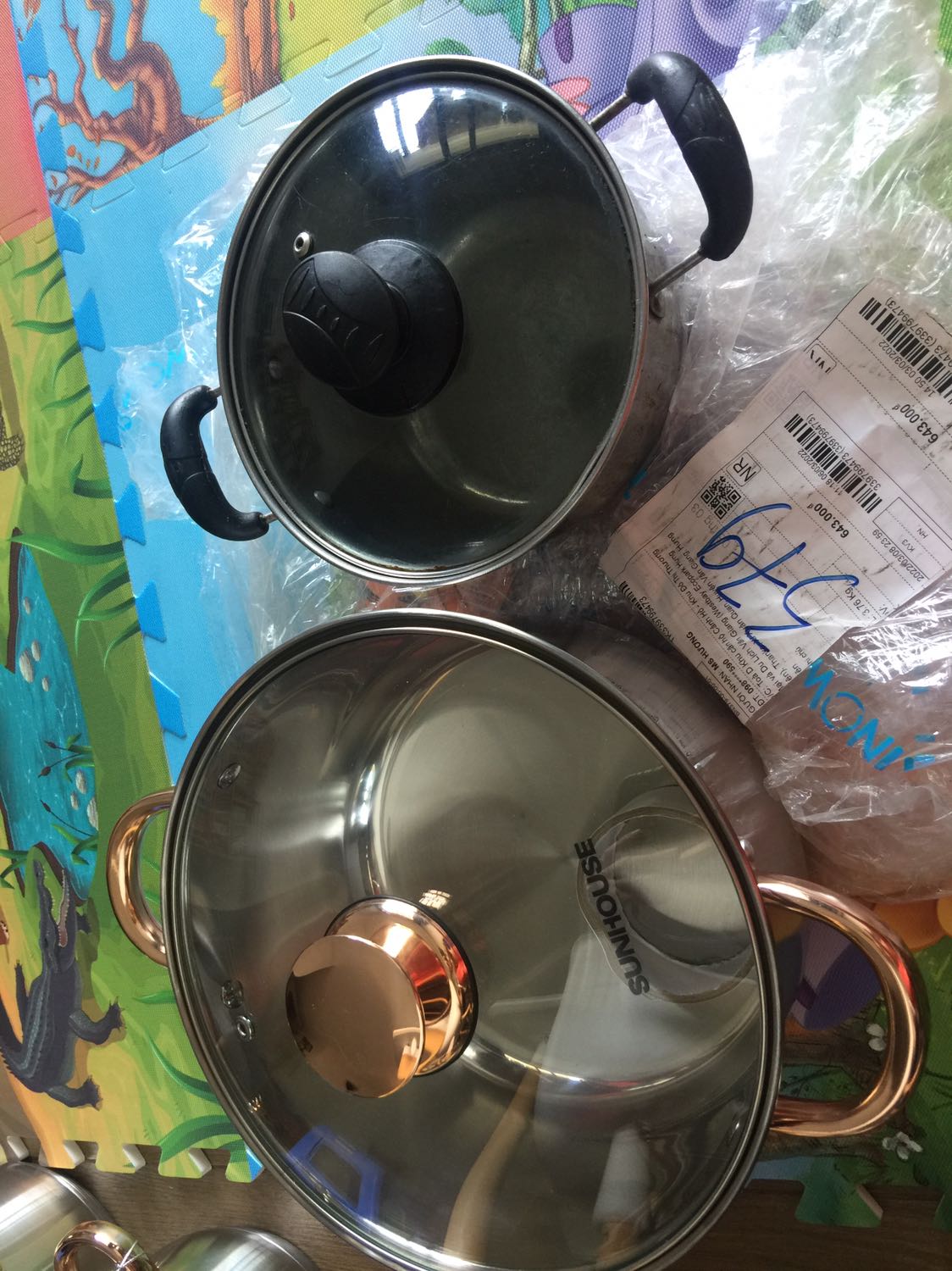 Bạn đổi giúp mình bộ nồi này với nha. Vung không khít, mình đã liên hệ với Tika mà vẫn chưa thấy email xác nhận đổi hàng và cũng chưa thấy bạn giao hàng gọi cho mình để mang hàng về kho đổi lại. Thanks, Have a nice day