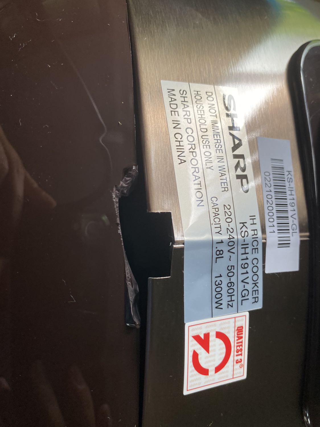 Giao hàng bị bể phía sau nồi, lỗi này do kiểm hàng biết bể vẫn giao cho khách ko phải do lỗi vận chuyển 
Dù mùa Dịch đợi hơn 2 tháng hàng mới ra tới nơi 
Nồi Sharp nấu cơm ngon có nhiều chức năng nấu để chọn lựa