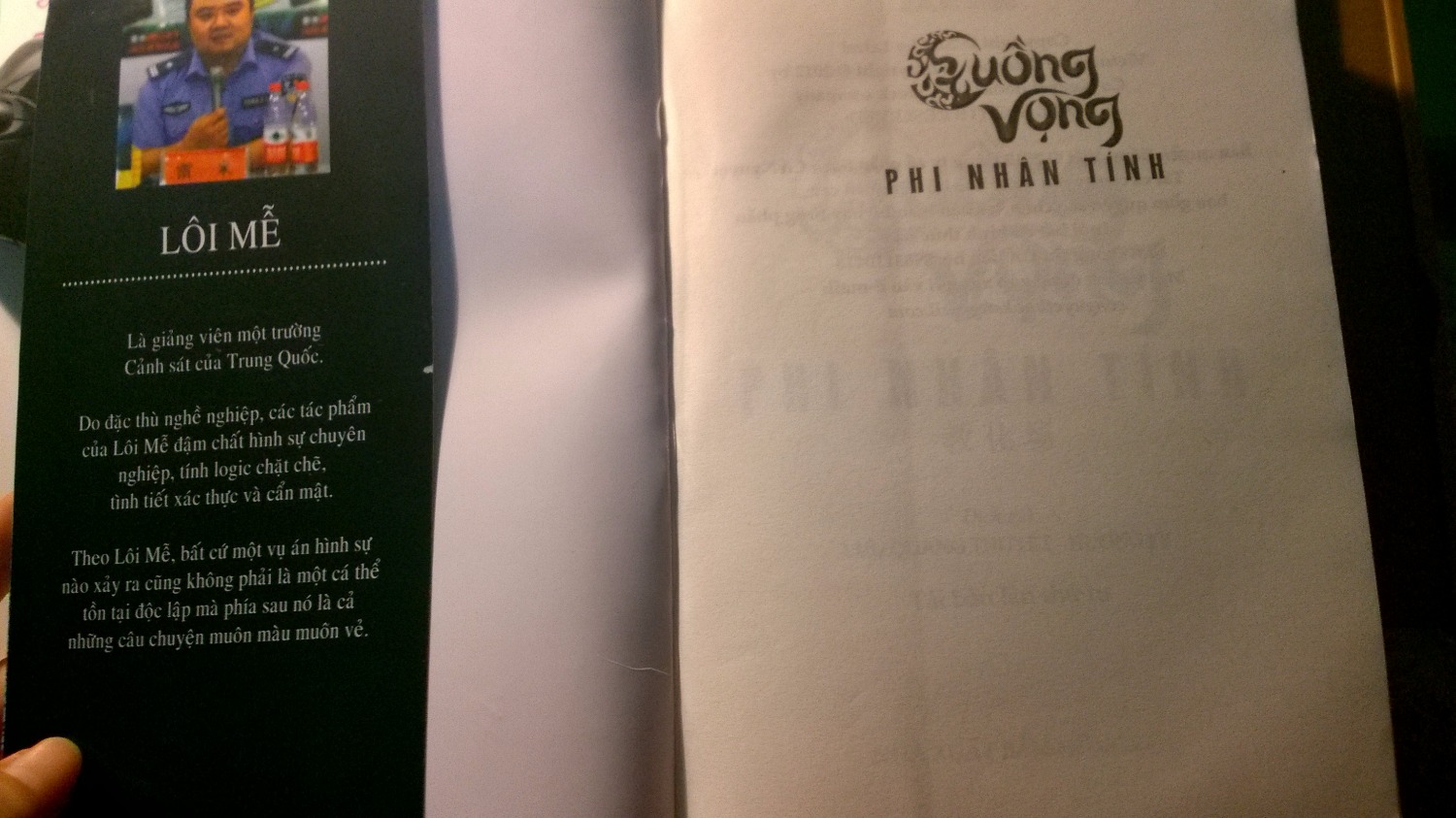 Sách Tiki bọc rất đẹp và cẩn thận, nhìn rất thích, giao hàng nhanh, đúng hẹn.
Mình thích thể loại truyện trinh thám và Lôi Mễ với series này là 1 trong những tác phẩm yêu thích nhất, của mình, nội dung lôi cuốn, kịch tính, không đoán trước được, đậm chất tâm lí tội phạm học.
Cuốn sách này nằm trong series làm mình phải tích tiền mua hết những cuốn còn lại =)))