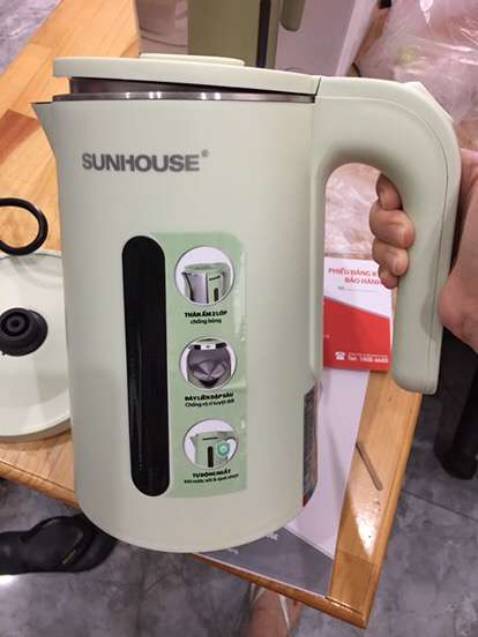 Ấm cầm chắc tay, màu sắc trẻ trung hiện đại, vỏ ngoài chống bỏng tốt như quảng cáo, ruột inox xịn tốt, sôi nhanh