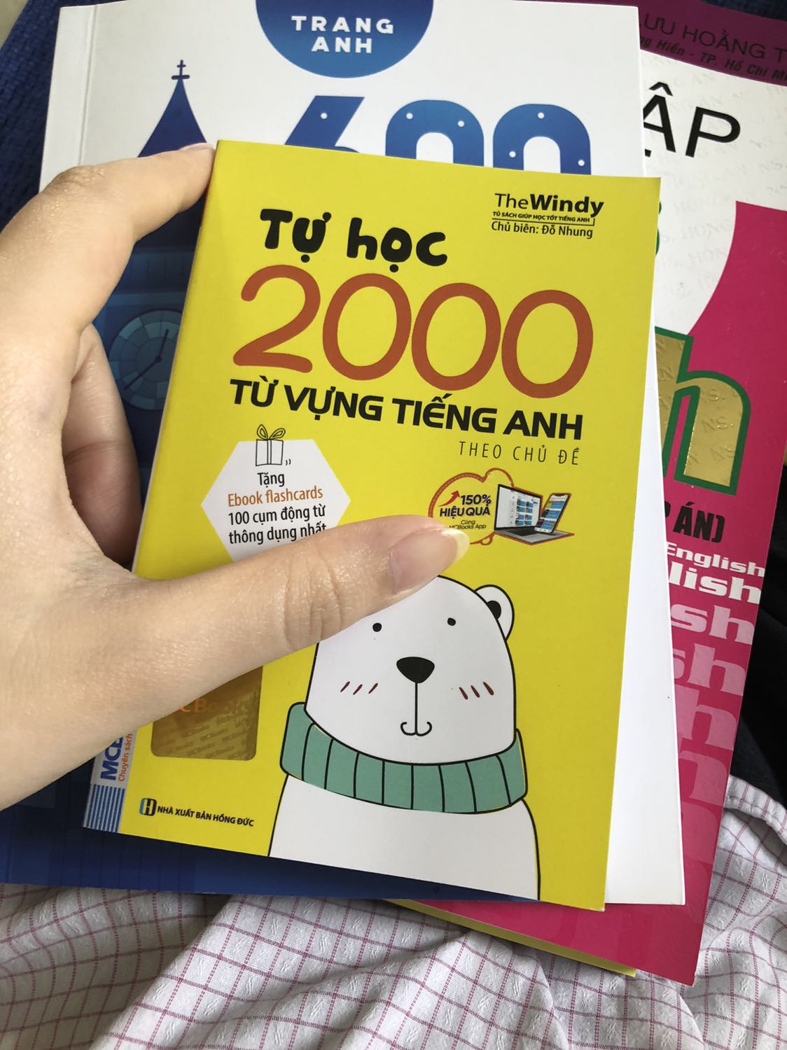 Sách in siêu đẹp luôn, be bé cầm nhẹ tay nhưng hơi nhỏ nên mình cầm chưa quen :))) tiện đem theo đi mọi nơi để học, mình mua tại bìa cute quá với săn được nửa giá, nhưng nội dung sách hay nha mọi người, tải app MCBooks xong quét mã QR trên sách còn được tặng audio luyện nghe và ebook á mọi người ơi