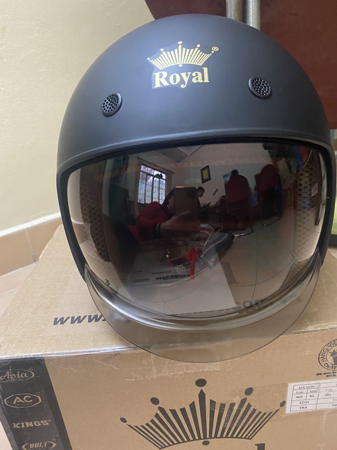 Mũ bảo hiểm 3/4 của hãng Royal rất đẹp và thích hợp với mùa đông lạnh giá như này. Đặc biệt có kính giấu phía trong rất thuận lợi và phong cách. Nói chung là đẹp và chất lượng. Mình rất thích!